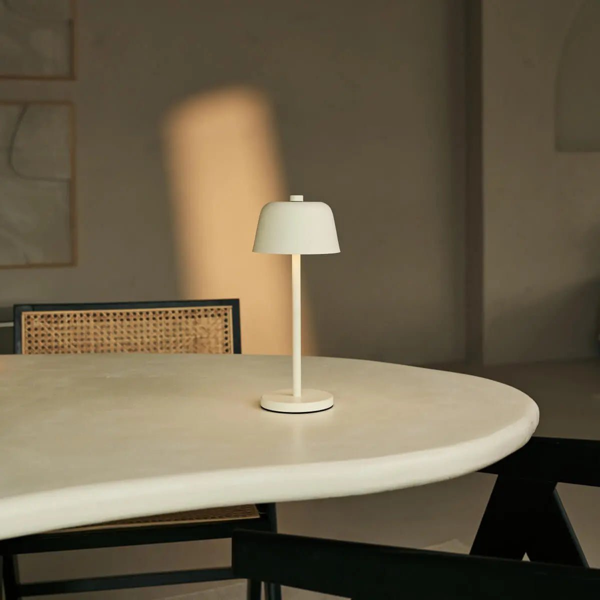 Anton Vanilla Genopladelig Bordlampe