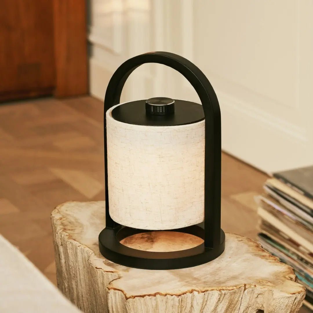 River Black genopladelig træ bordlampe