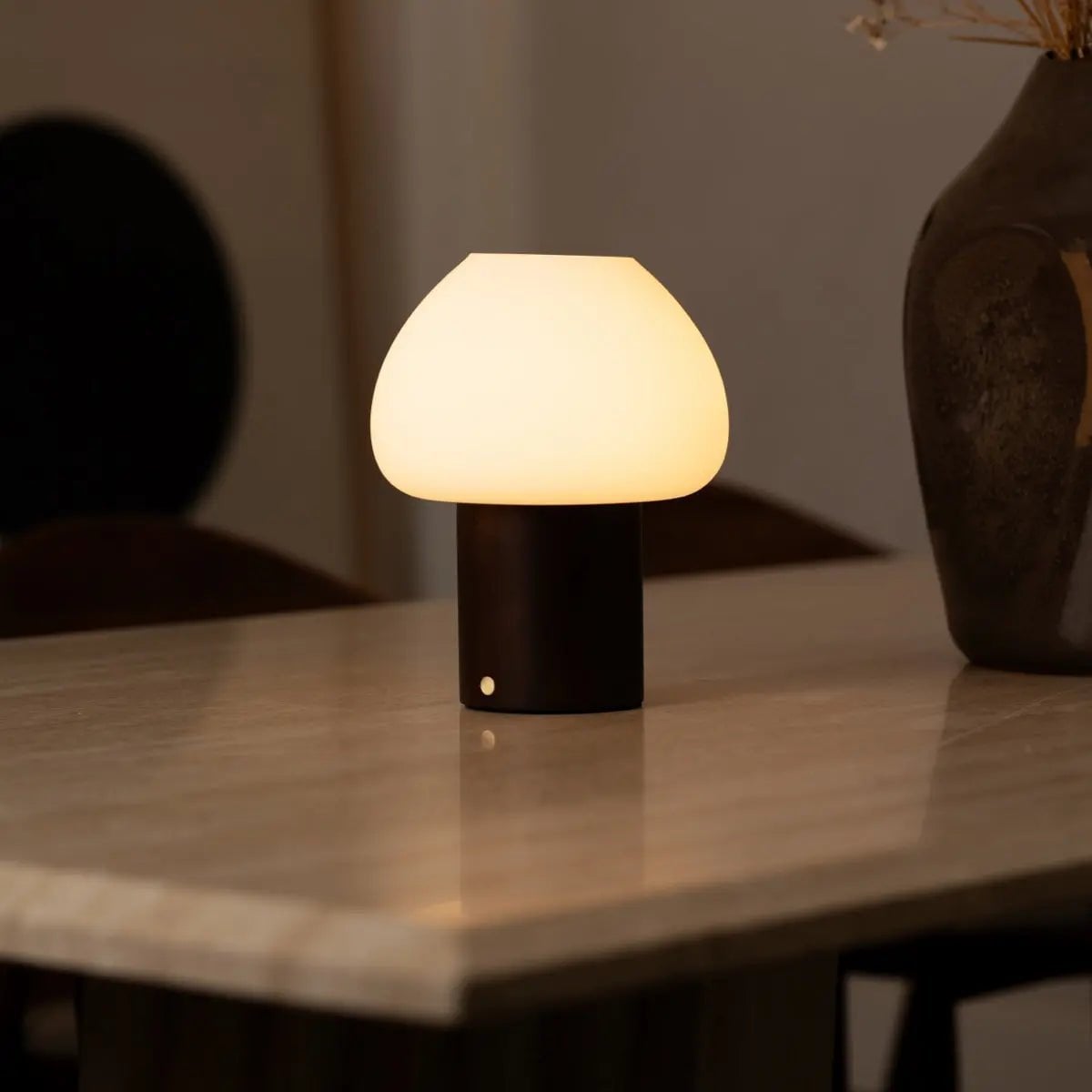 Fynn Mørkebrun genopladelig træ bordlampe