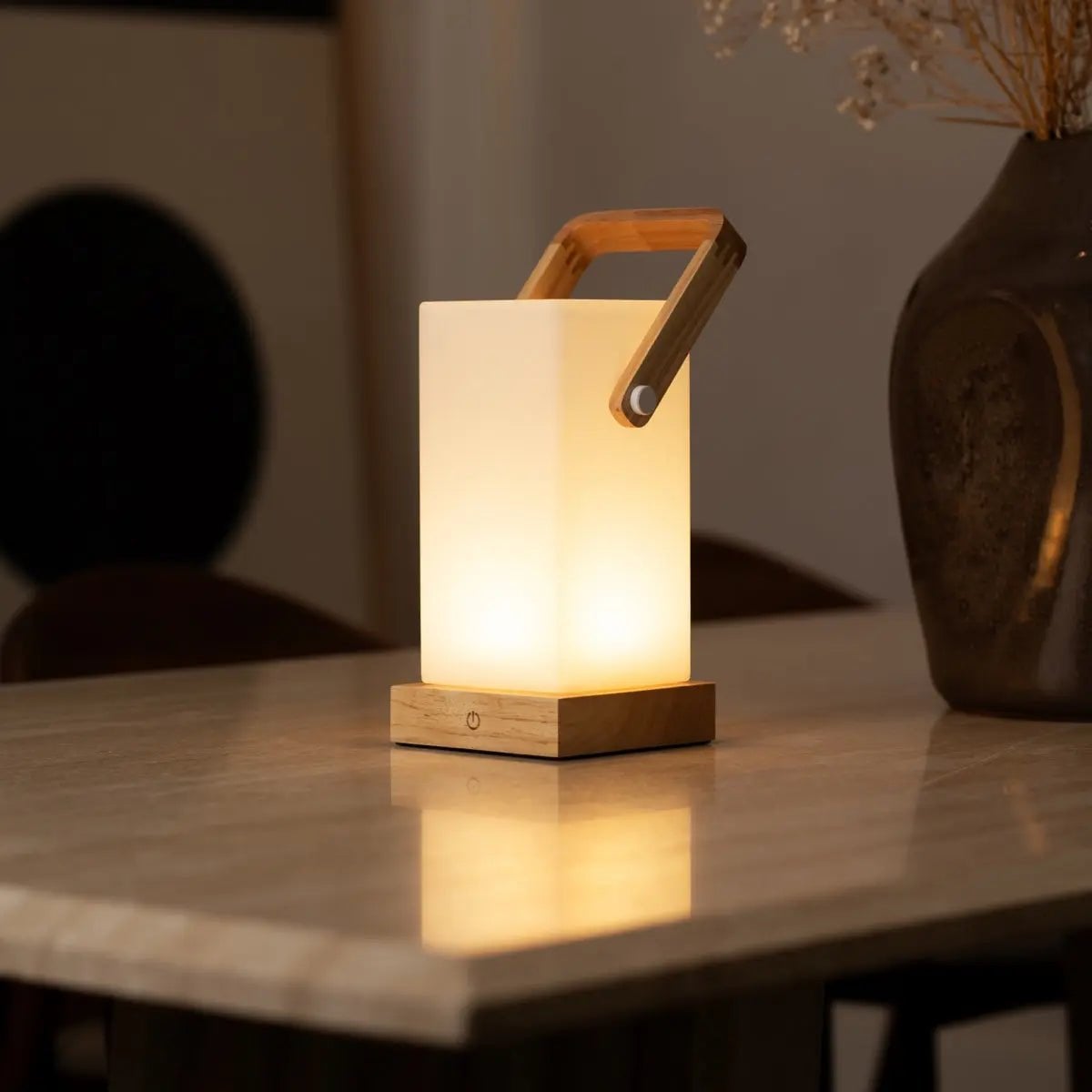 Harper lysebrun genopladelig træ bordlampe