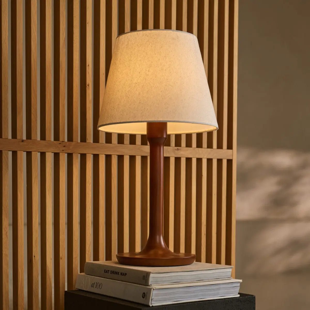 Nova kastanjebrun træ bordlampe