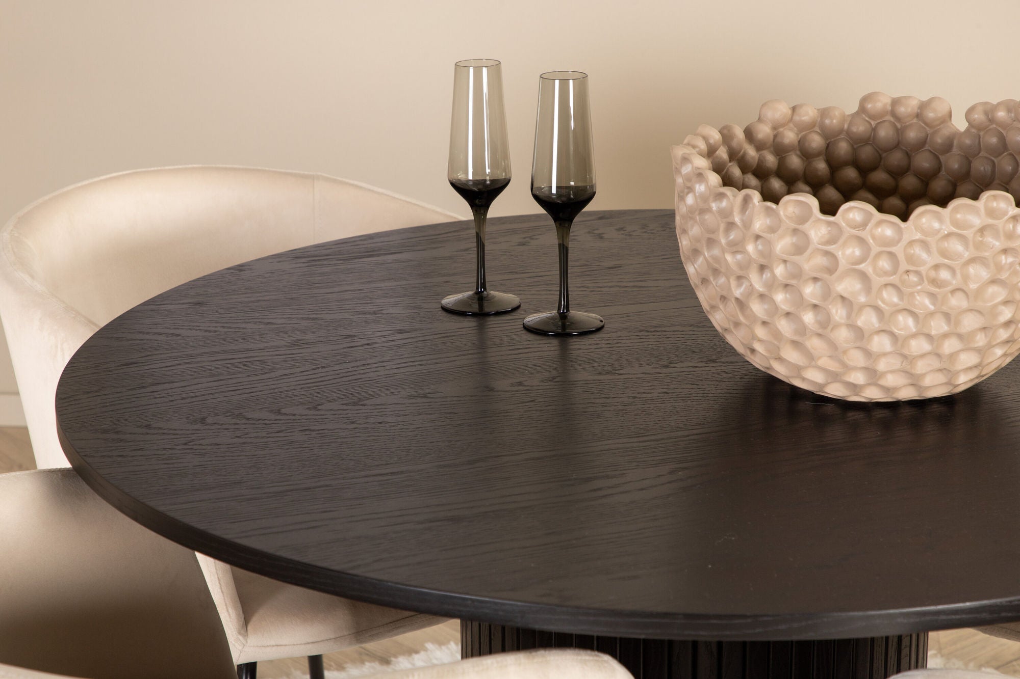 Venture Home Bianca rund spisebord - Black / Black Veneer+Berit stol - Black / Beige Velvet_4