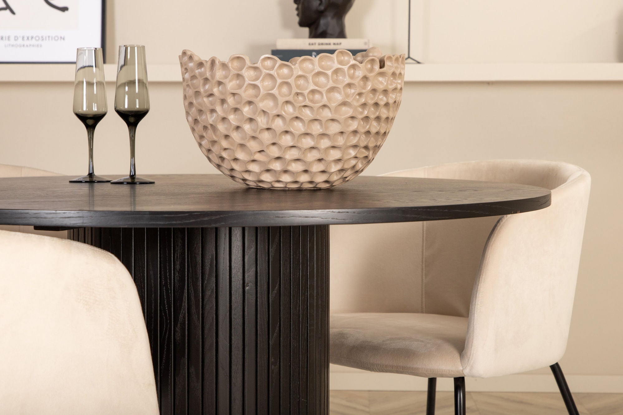Venture Home Bianca rund spisebord - Black / Black Veneer+Berit stol - Black / Beige Velvet_4