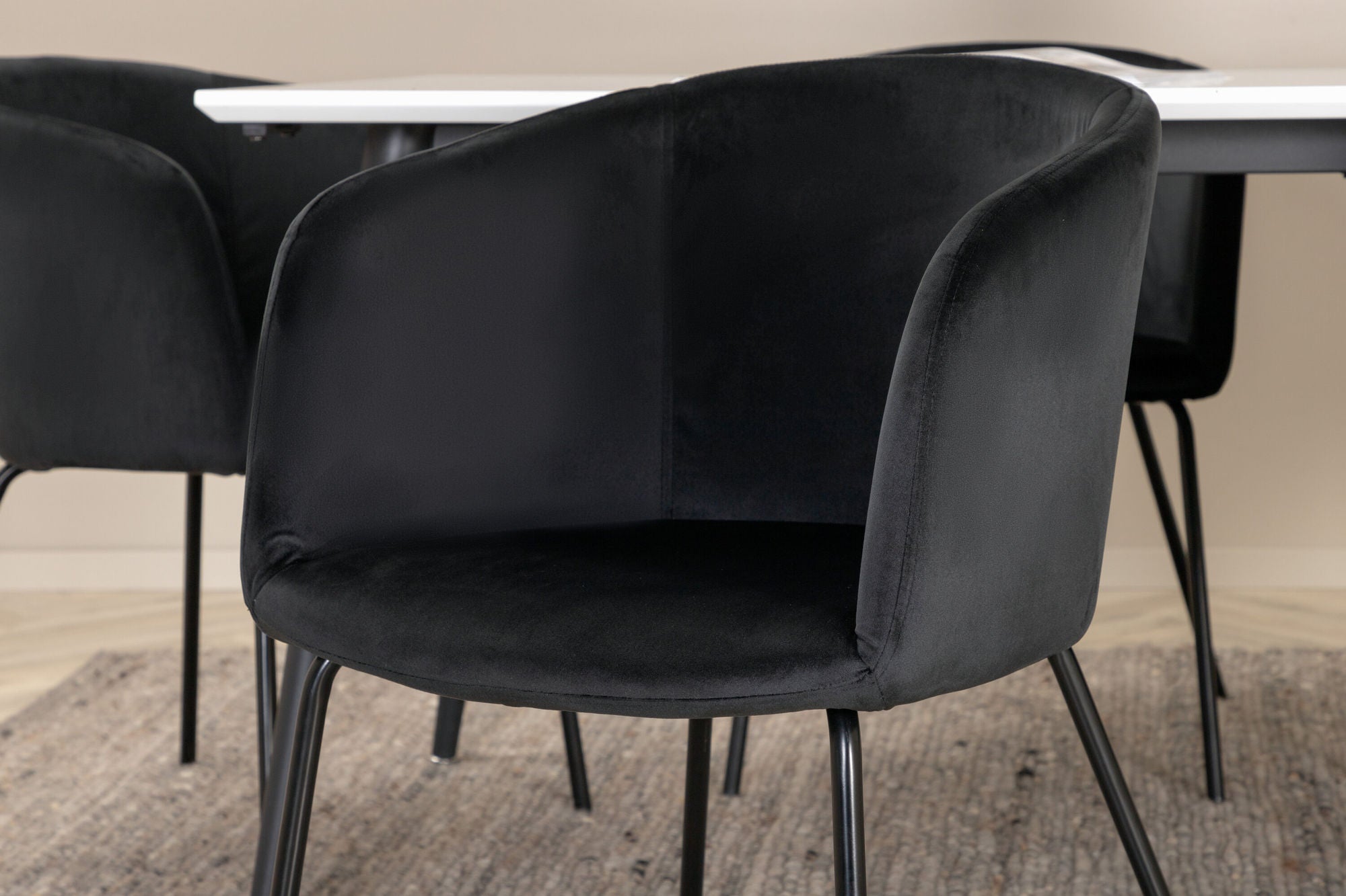 Venture Home Jimmy spisebord - Black / White HPL+Berit stol - Black / Black Velvet_6