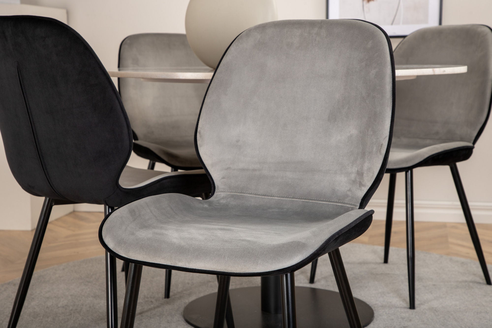 Venture Home Estelle rund spisebord ø106 H75 - White / Black+Emma stol - Black / Black and Light Grey Black Velvet in Back Grey Velvet in front_4