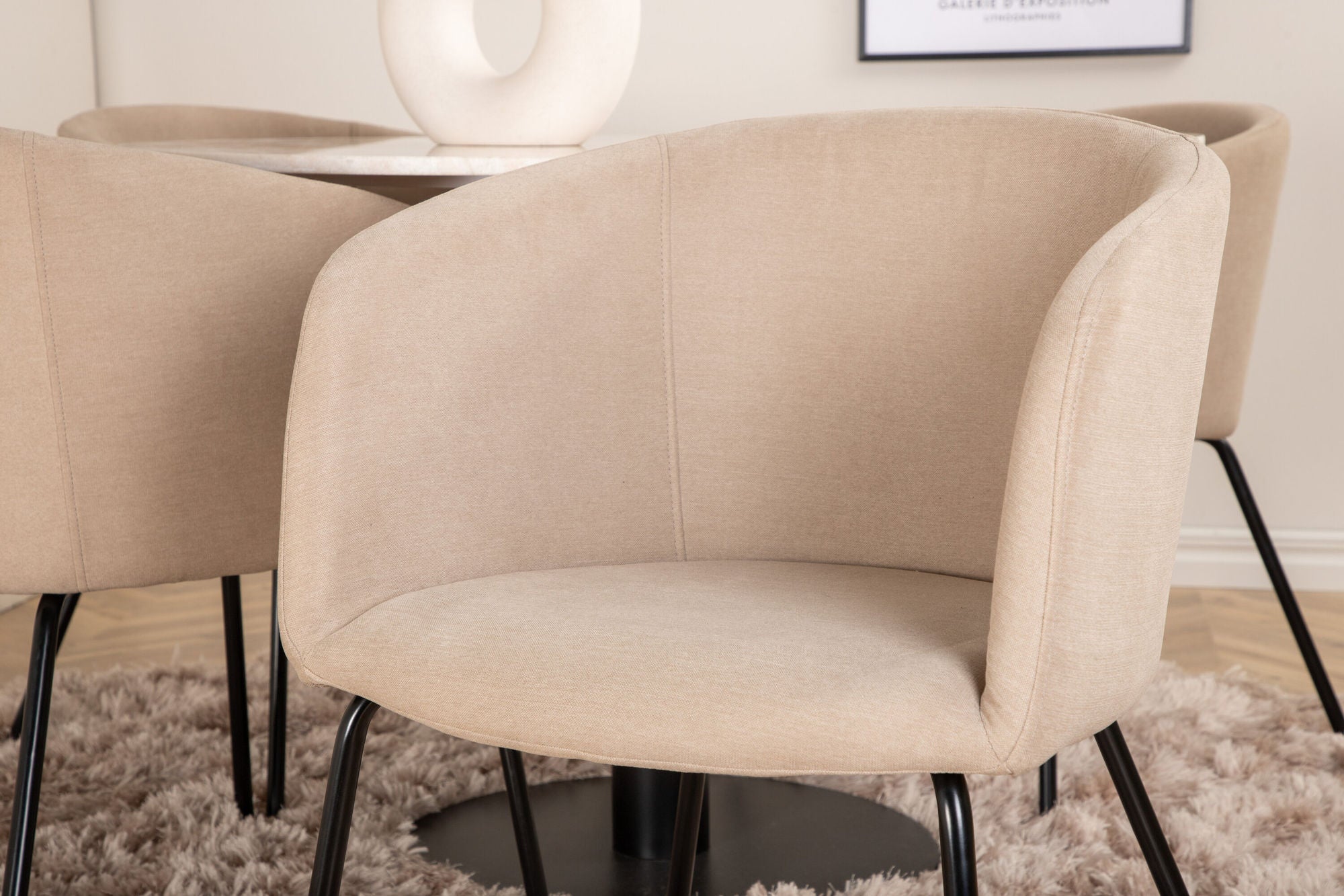 Venture Home Estelle rund spisebord ø106 H75 - White / Black+Berit stol - Black / Beige Fabric (Polyester linen )_4