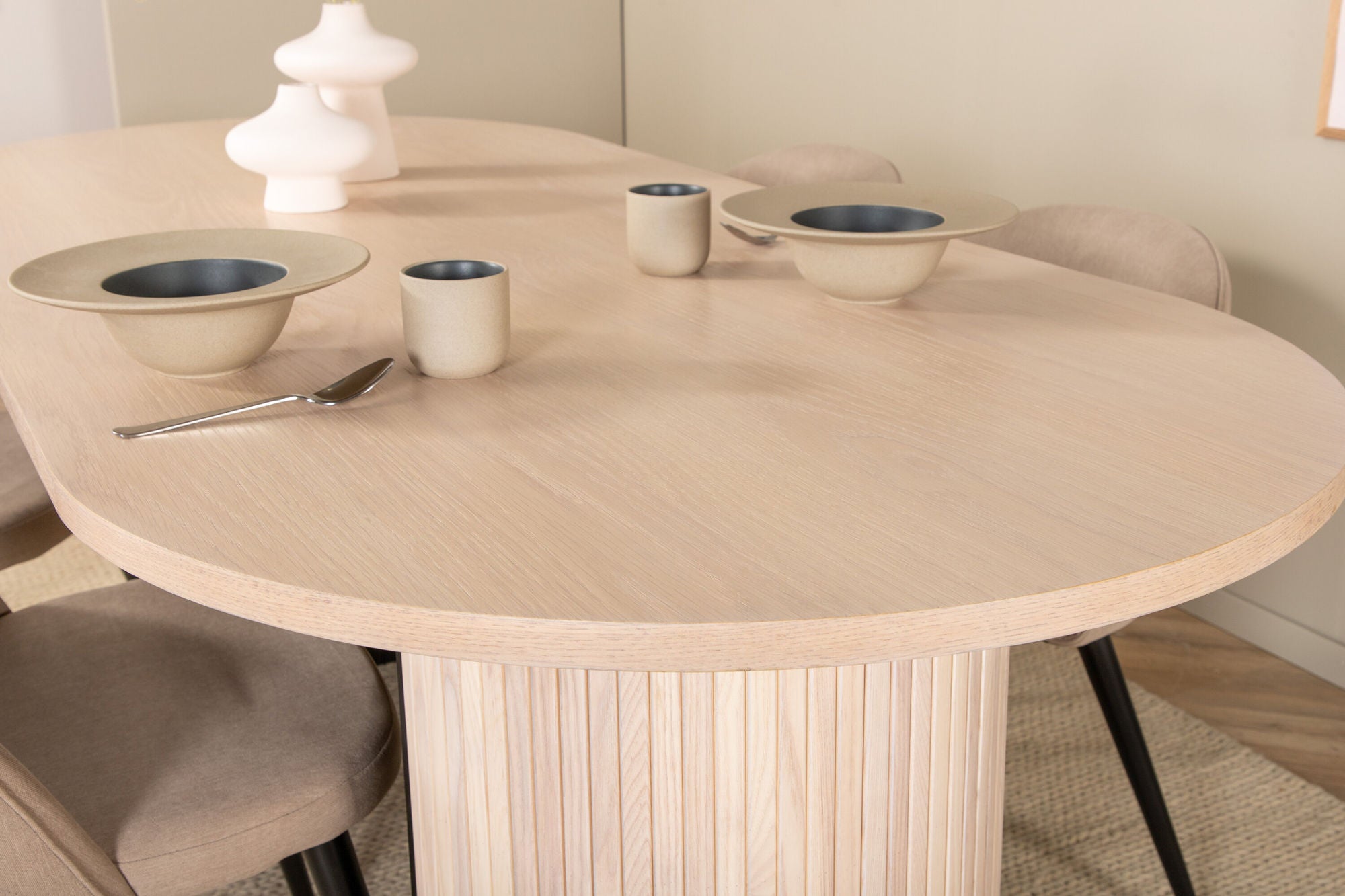 Venture Home Bianca Oval spisebord , White Wash Black Veneer+Velvet Stitches stol , Black Beige Velvet_4