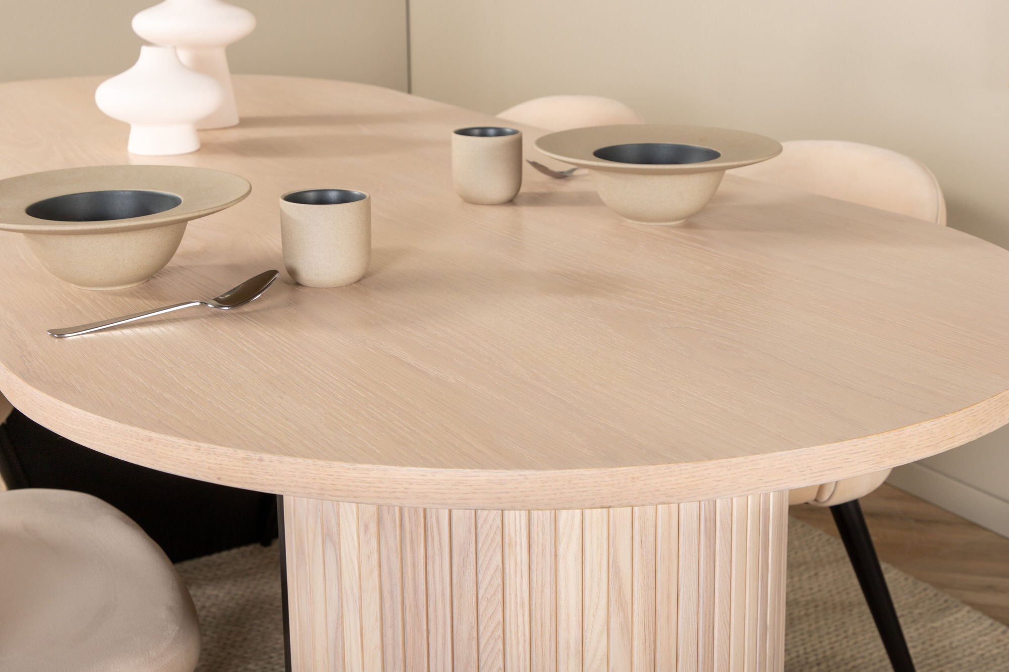 Venture Home Bianca Oval spisebord , White Wash Black Veneer+Velvet Stitches stol , Black Beige Fabric (Polyester linen )_4