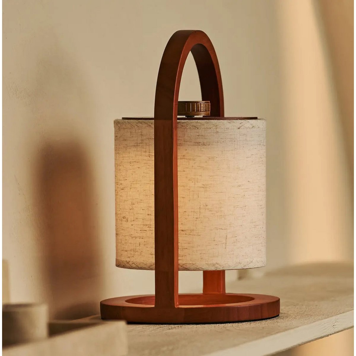 River Chestnut Brown genopladelig træ bordlampe
