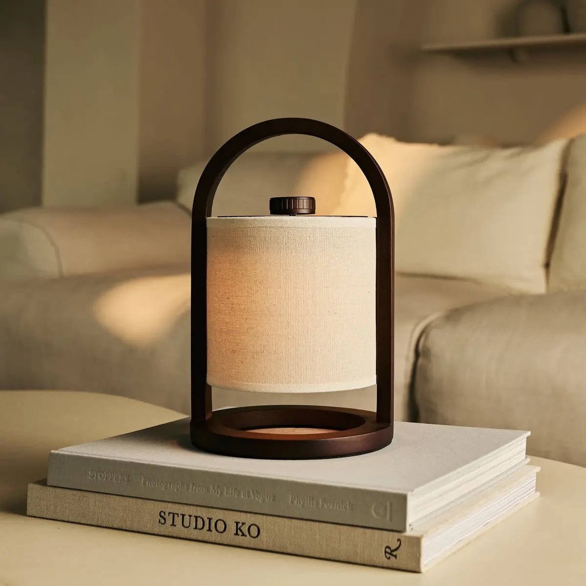 River Mørkebrun genopladelig træ bordlampe