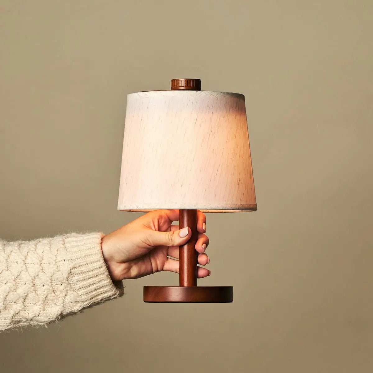 Rover Chestnut Brown genopladelig træ bordlampe