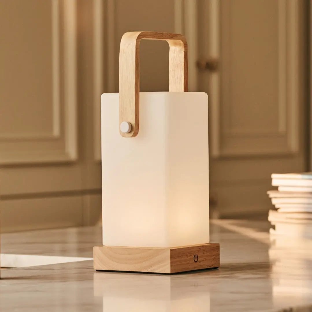 Harper lysebrun genopladelig træ bordlampe