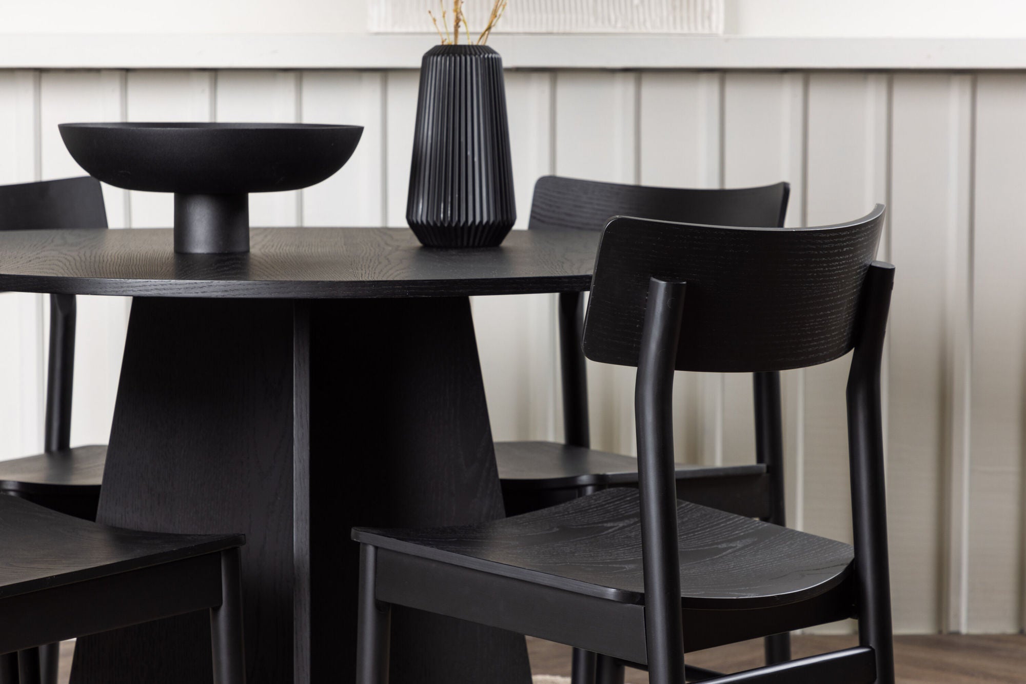 Venture Home Bootcut rund spisebord - Black / Black Fanéer +Montros Spisebordsstol - Natural / Natural Rubberwood _4