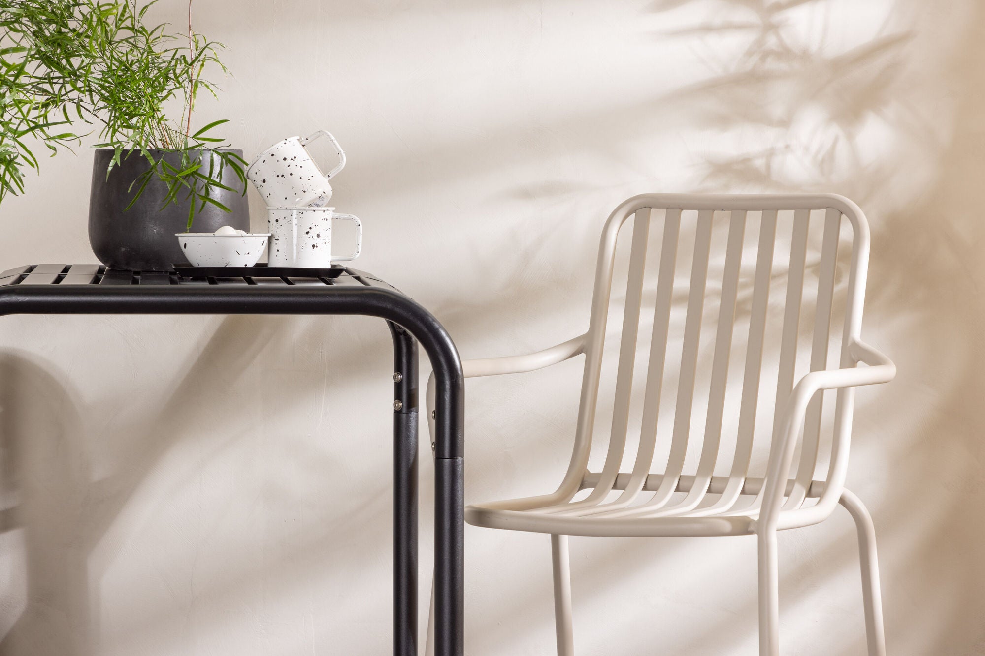 Venture Home Borneo Cafebord Aluminium - Black / Kvadrat 70*70* +Peking Diningchair Aluminium - Beige / _2