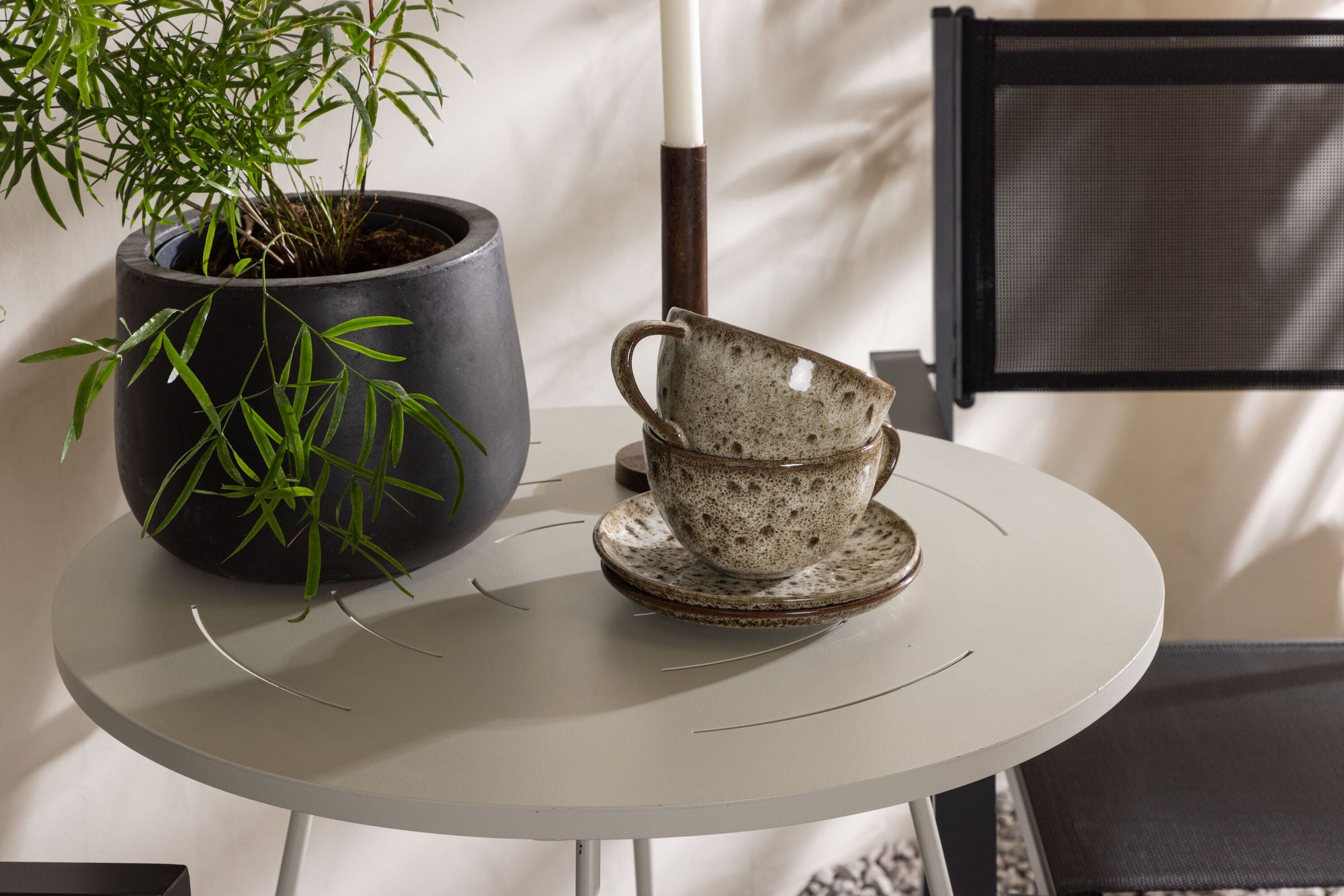 Venture Home Bacong Cafebord Steel - Beige / rund ø60** +Copacabana Stacking stol - Black/Black - Ersätter 4131-408 _2