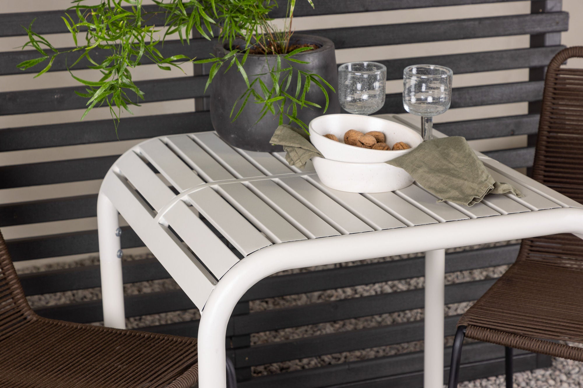 Venture Home Borneo Cafebord Aluminium - Beige / Kvadrat 70*70* +Lindos Diningchair Aluminium - Black / _2