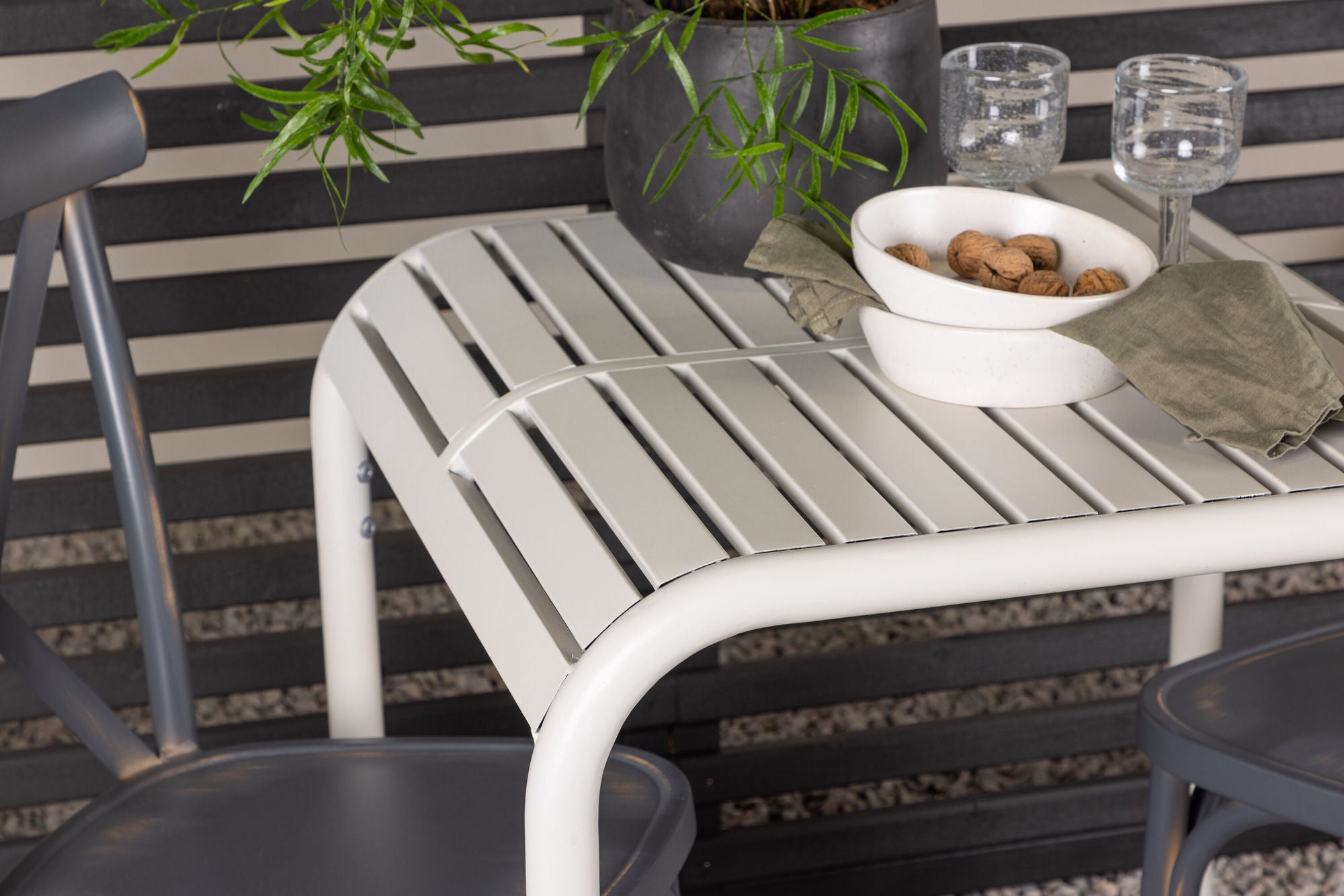 Venture Home Borneo Cafebord Aluminium - Beige / Kvadrat 70*70* +Tablas Diningchair Aluminium - Black / _2