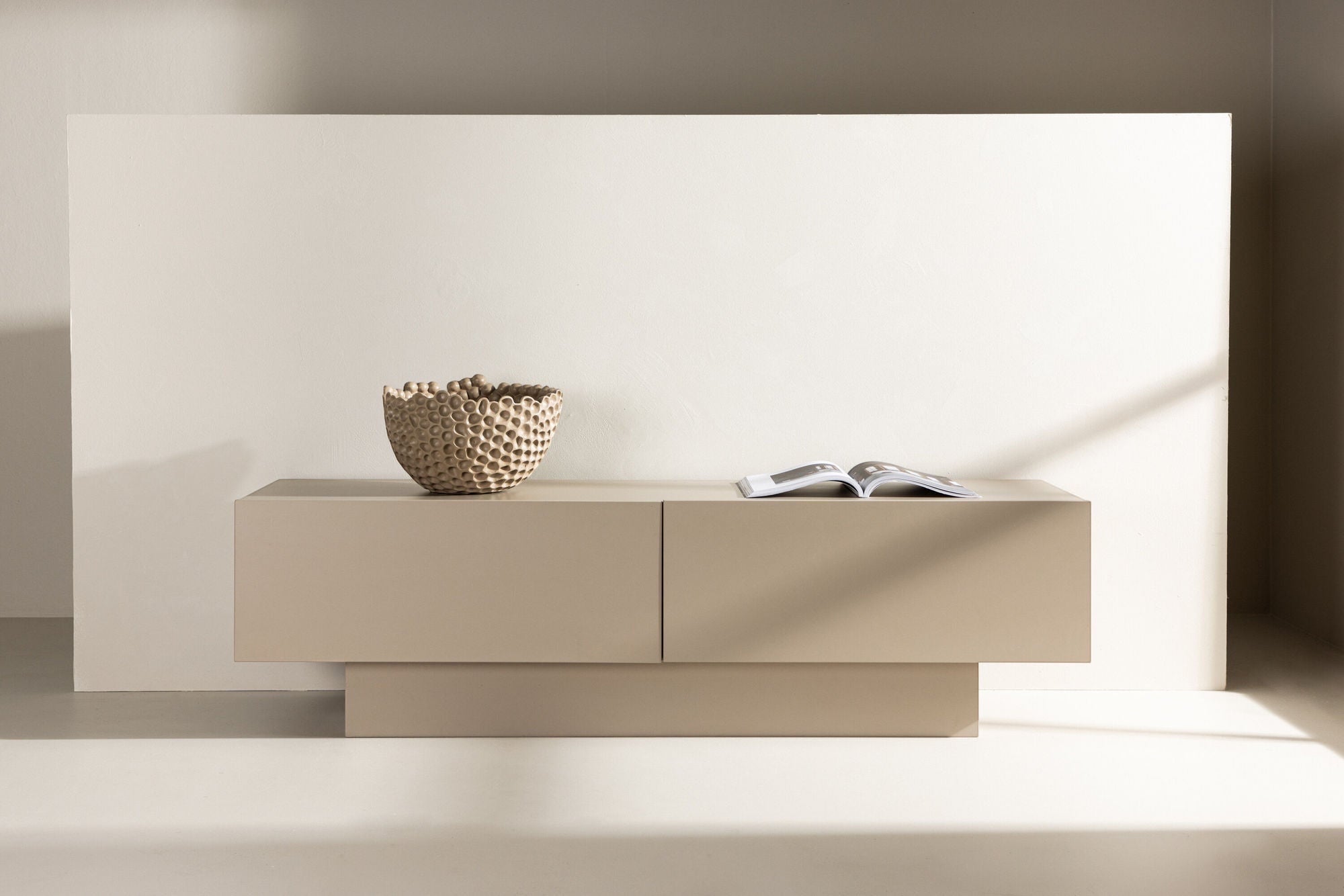 Venture Home Cuenca TV bænk - Beige / Black glass Melamine/Glass