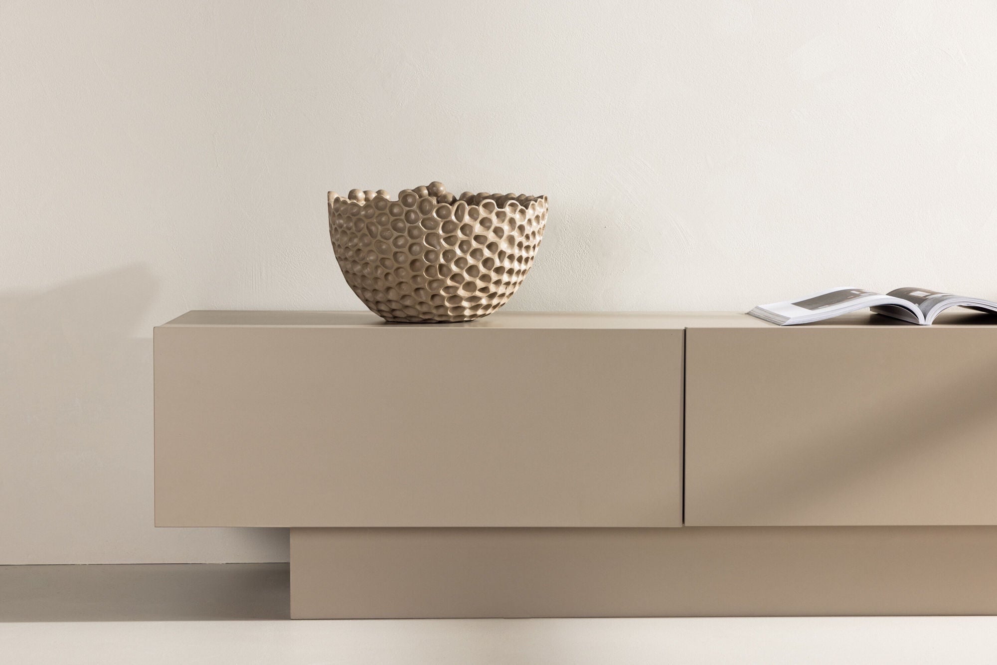 Venture Home Cuenca TV bænk - Beige / Black glass Melamine/Glass