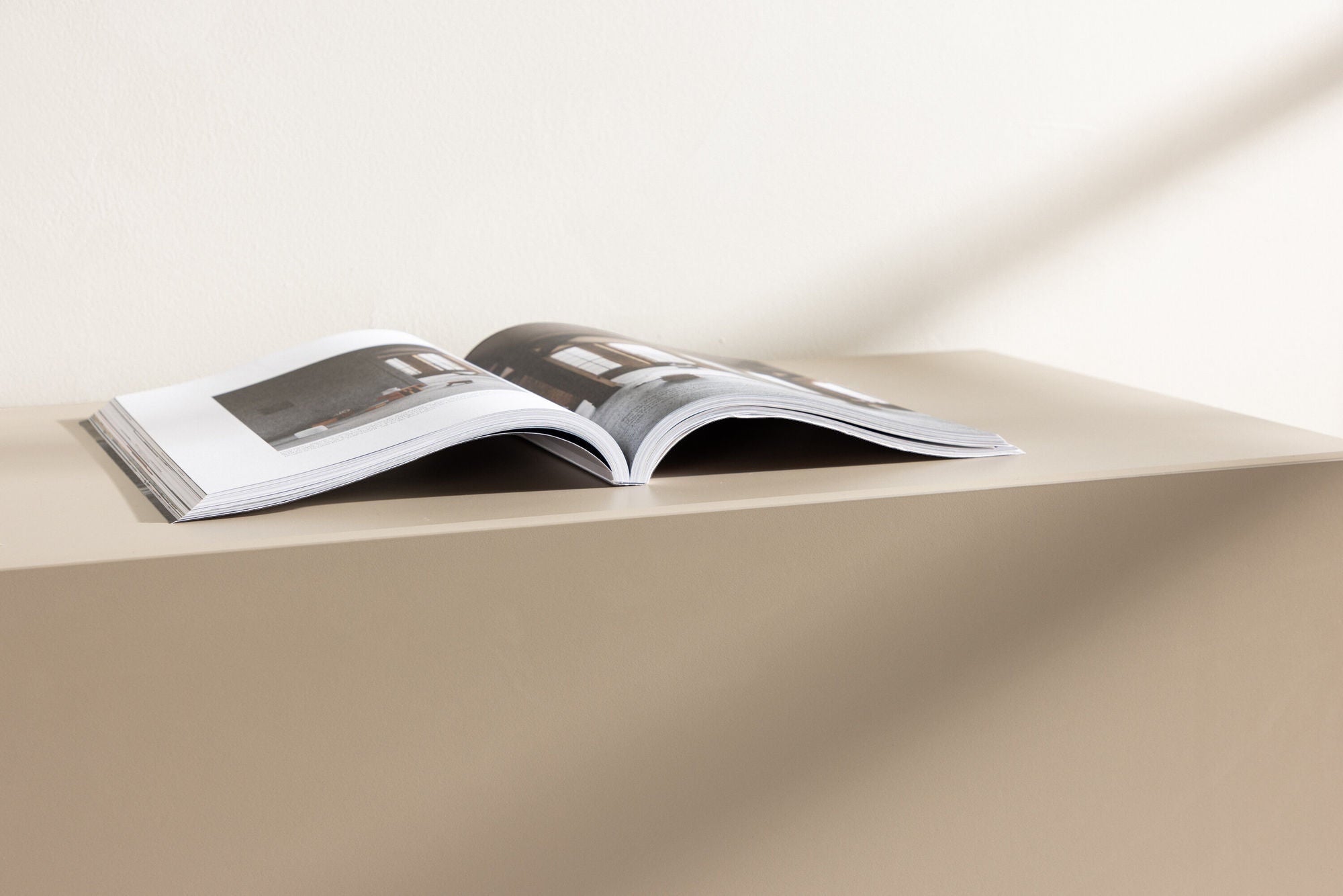 Venture Home Cuenca TV bænk - Beige / Black glass Melamine/Glass