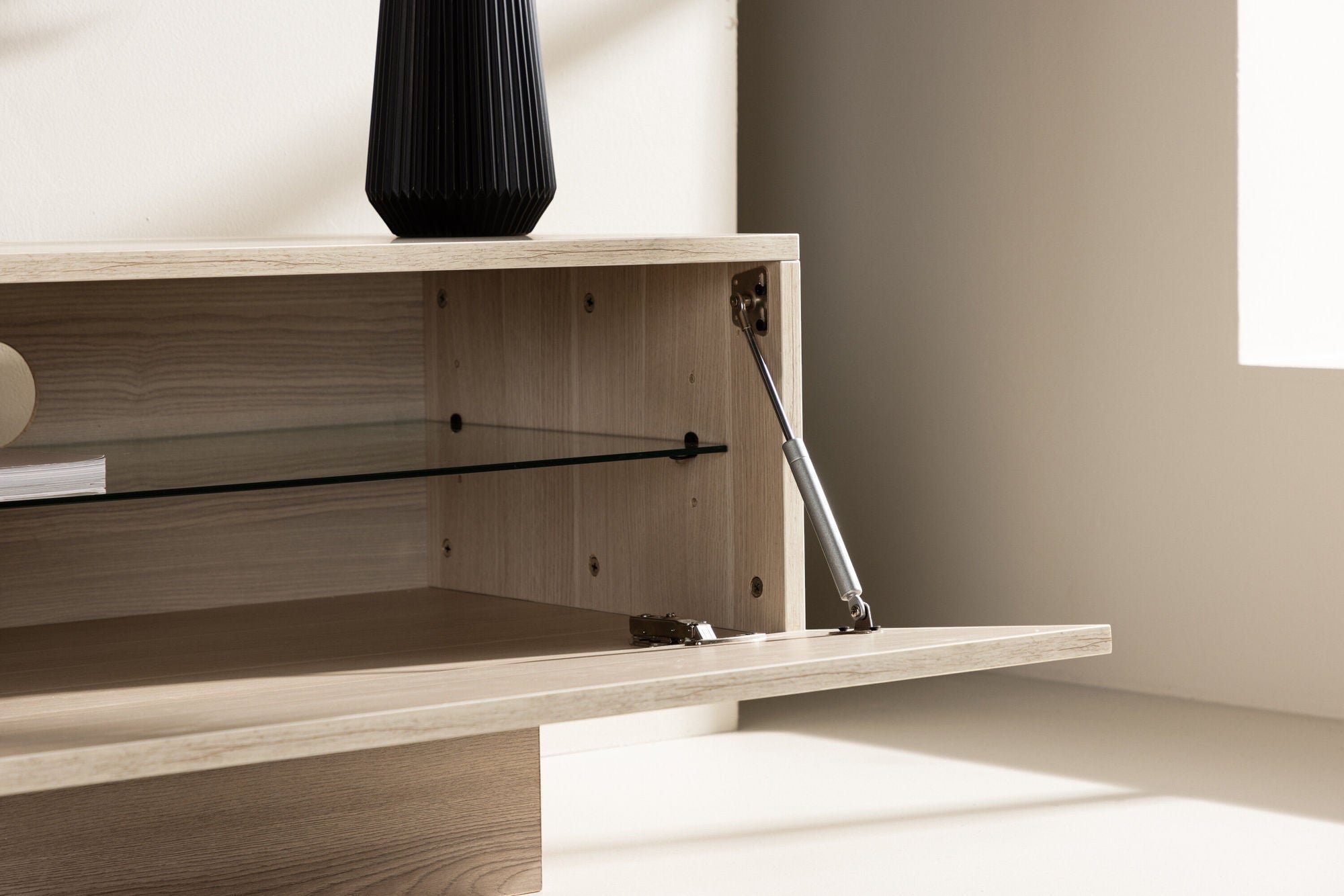 Venture Home Cuenca TV bænk - Whitewash / Clear glass Melamine/Glass
