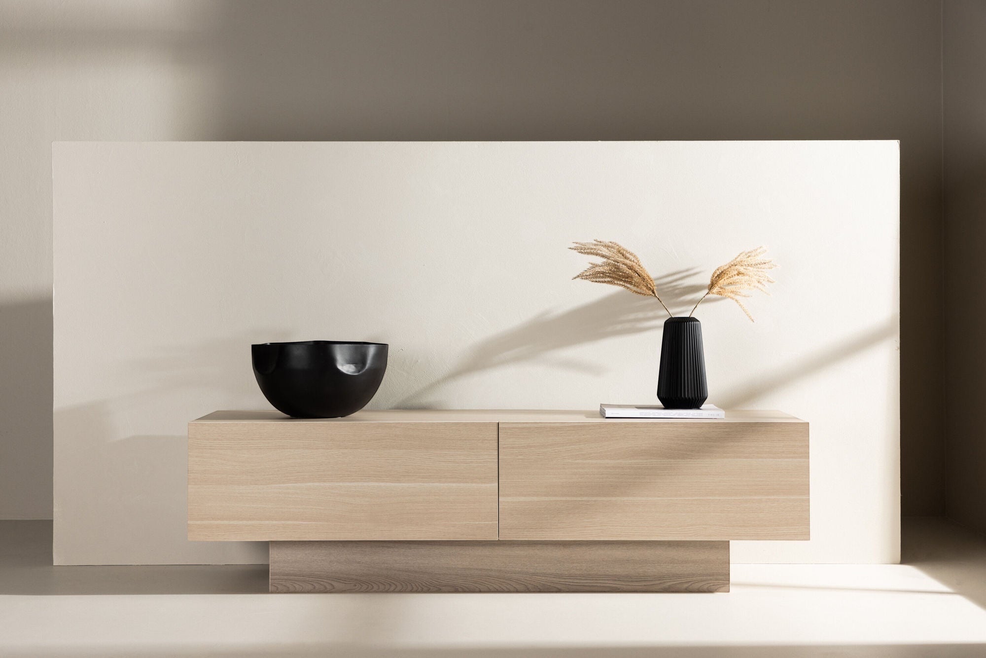 Venture Home Cuenca TV bænk - Whitewash / Clear glass Melamine/Glass