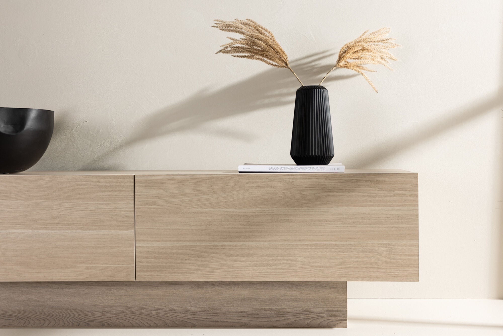 Venture Home Cuenca TV bænk - Whitewash / Clear glass Melamine/Glass