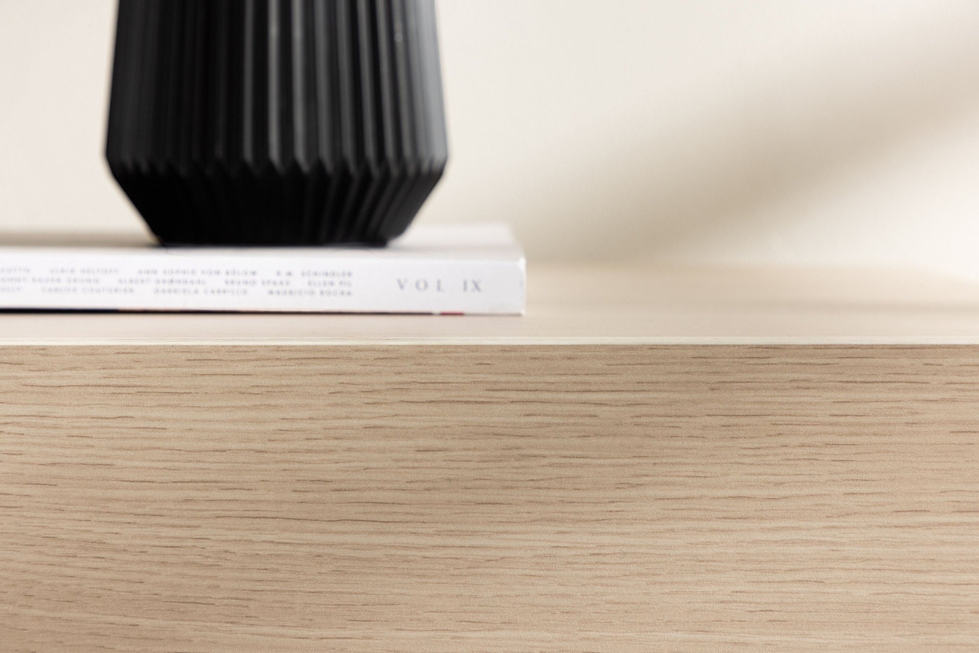 Venture Home Cuenca TV bænk - Whitewash / Clear glass Melamine/Glass