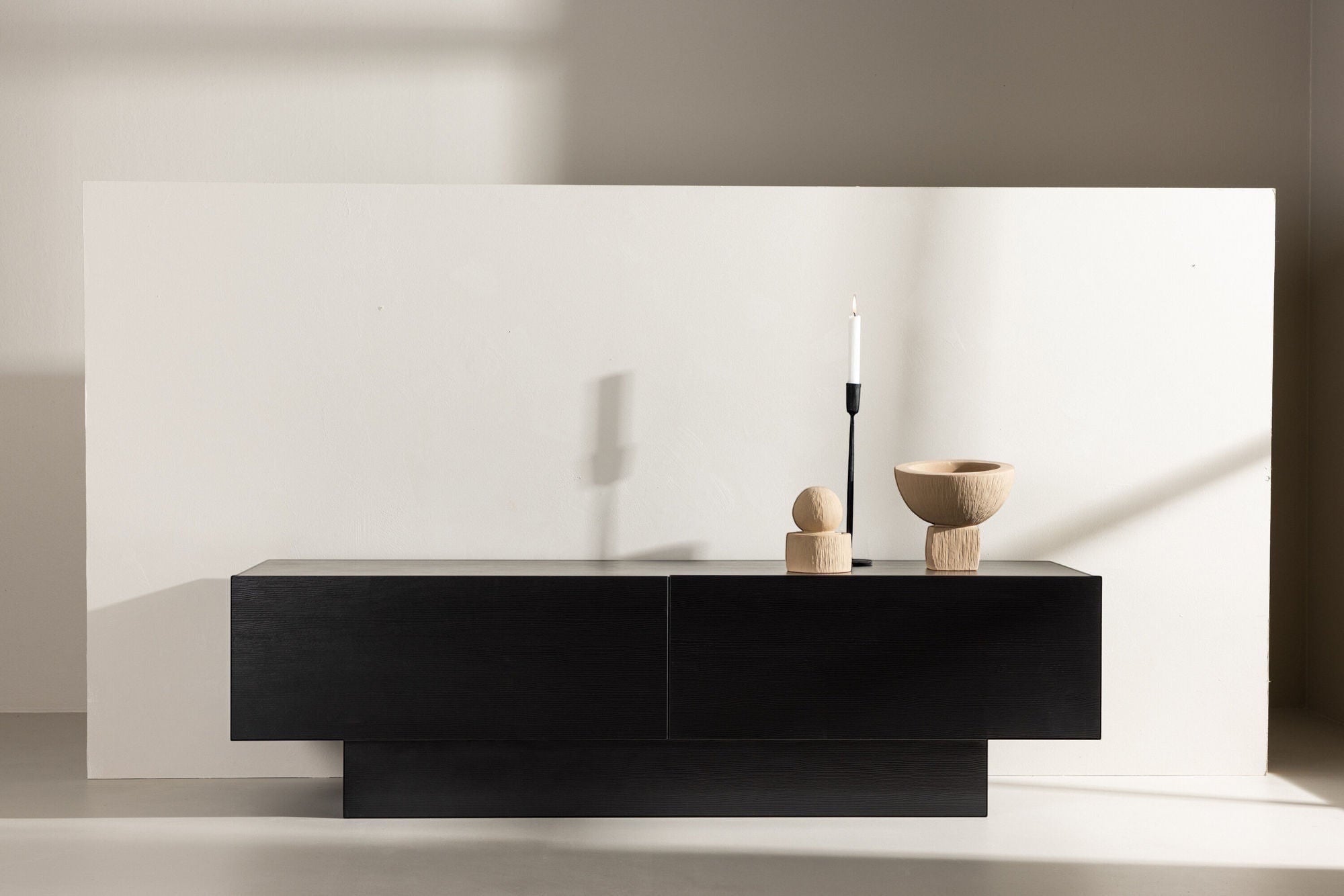 Venture Home Cuenca TV bænk - Black / Black glass Melamine/Glass