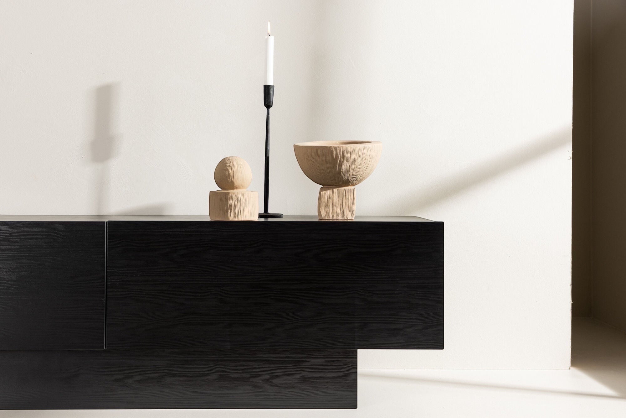 Venture Home Cuenca TV bænk - Black / Black glass Melamine/Glass