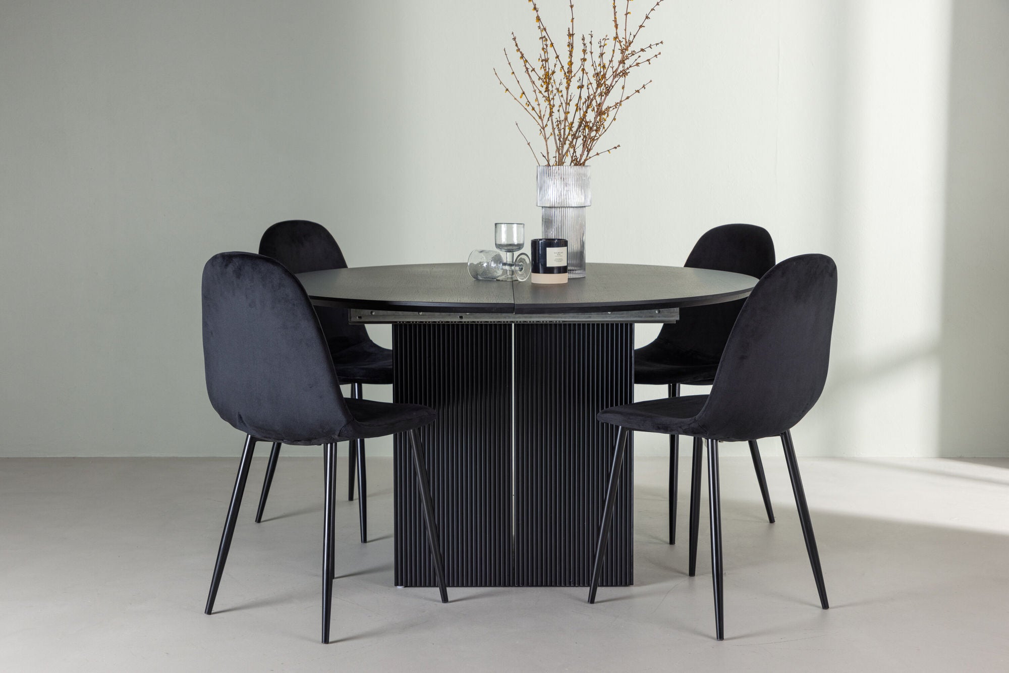 Venture Home Matilda spisebord φ130 - Black / Black MDF with veneer +Polar Spisebordsstol - Black legs / Black Velvet _4