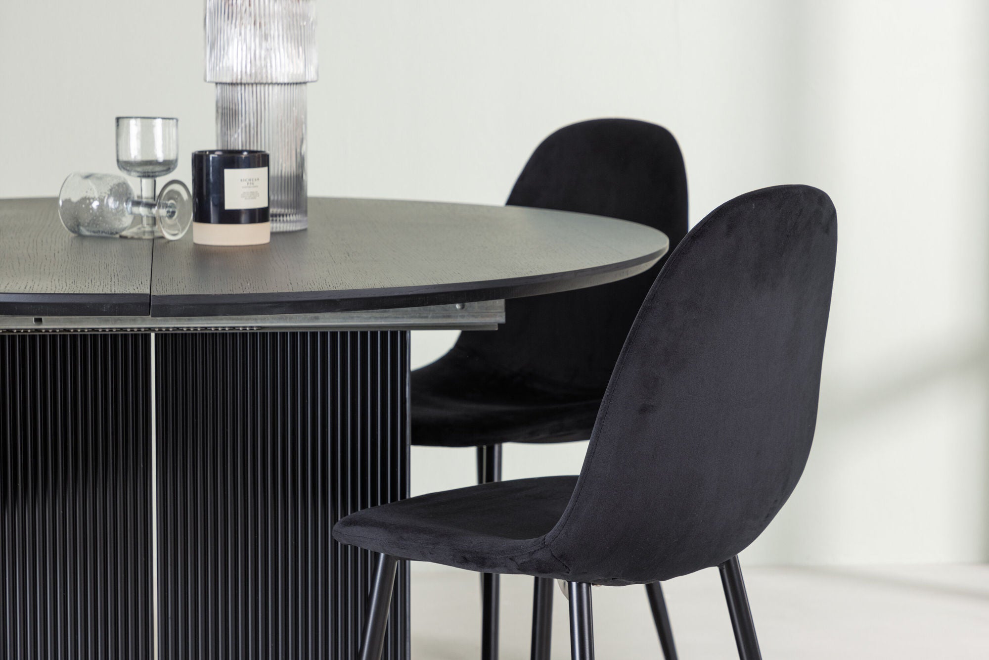 Venture Home Matilda spisebord φ130 - Black / Black MDF with veneer +Polar Spisebordsstol - Black legs / Black Velvet _4