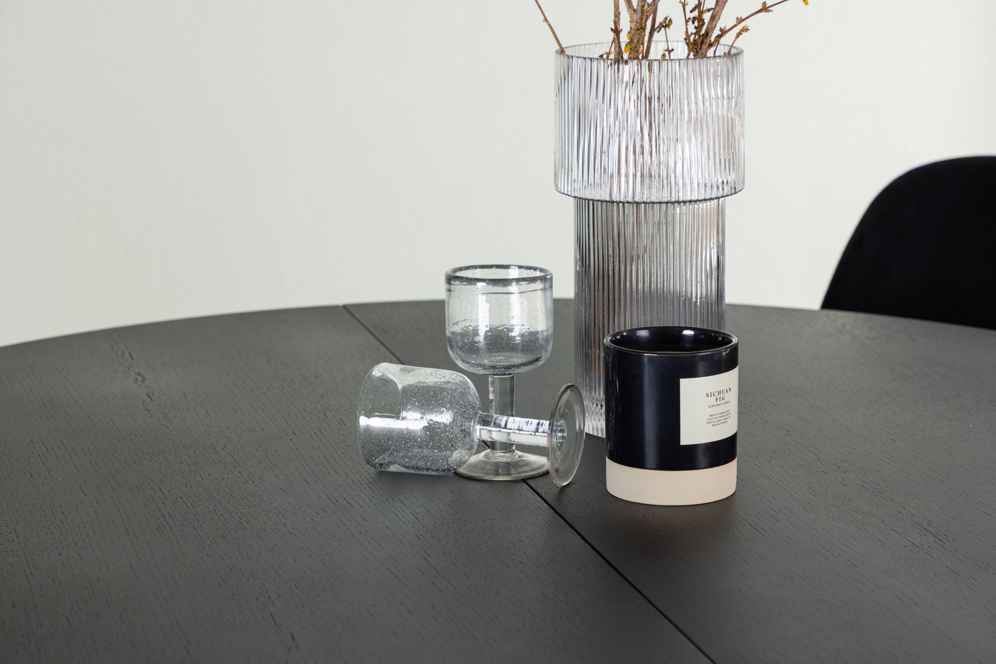 Venture Home Matilda spisebord φ130 - Black / Black MDF with veneer +Polar Spisebordsstol - Black legs / Black Velvet _4