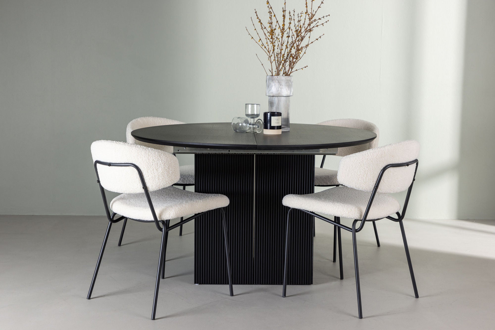 Venture Home Matilda spisebord φ130 - Black / Black MDF with veneer +Chico Spisebordsstol - Black / White Boucle _4