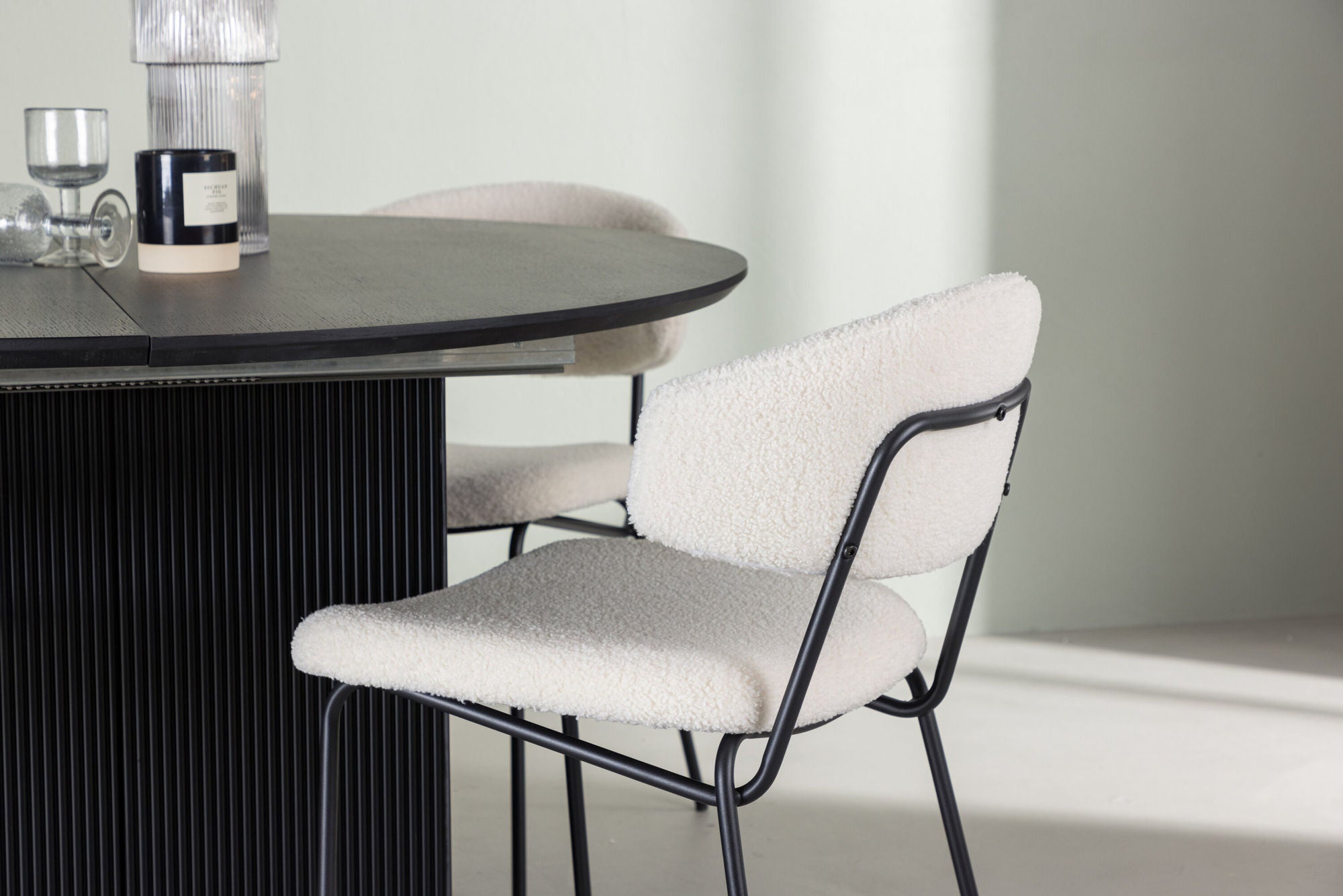 Venture Home Matilda spisebord φ130 - Black / Black MDF with veneer +Chico Spisebordsstol - Black / White Boucle _4