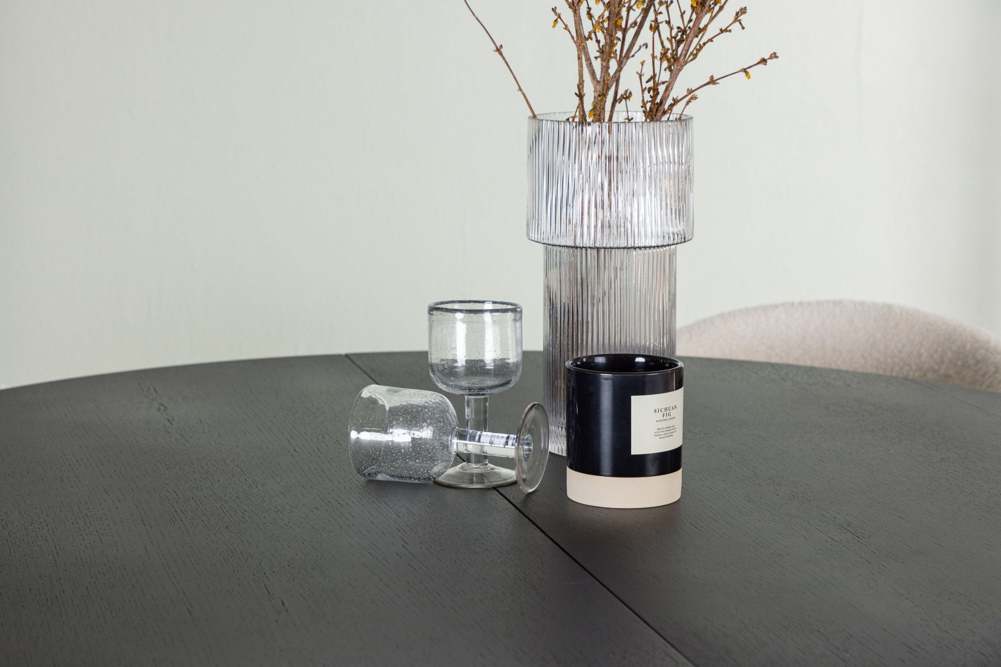 Venture Home Matilda spisebord φ130 - Black / Black MDF with veneer +Chico Spisebordsstol - Black / White Boucle _4