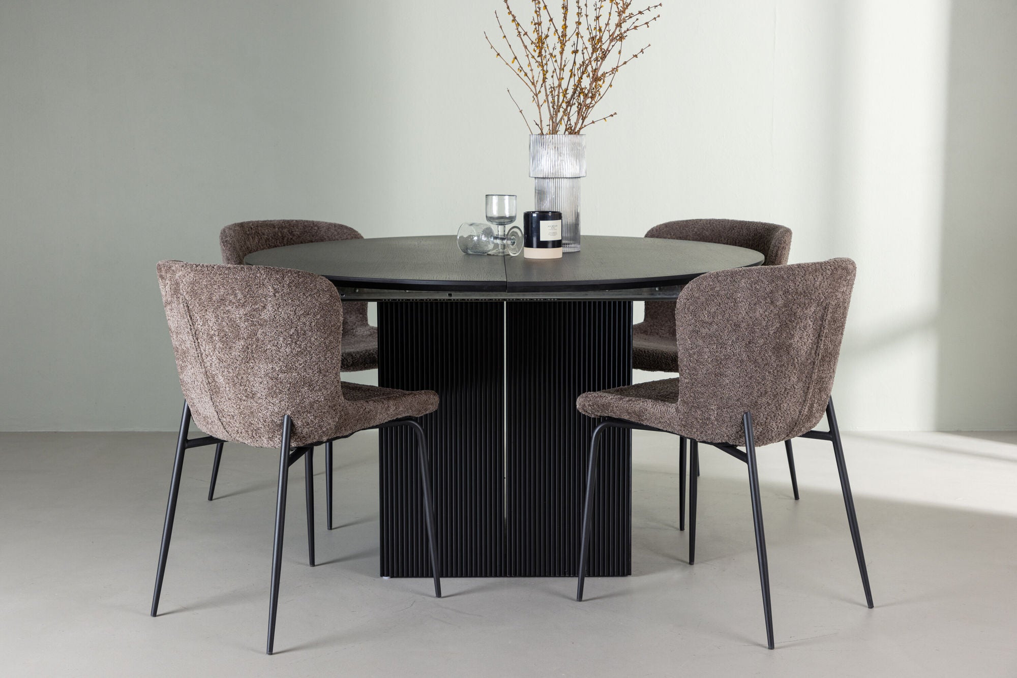 Venture Home Matilda spisebord φ130 - Black / Black MDF with veneer +Modesto Spisebordsstol - Grey / Smoked Black Boucle _4