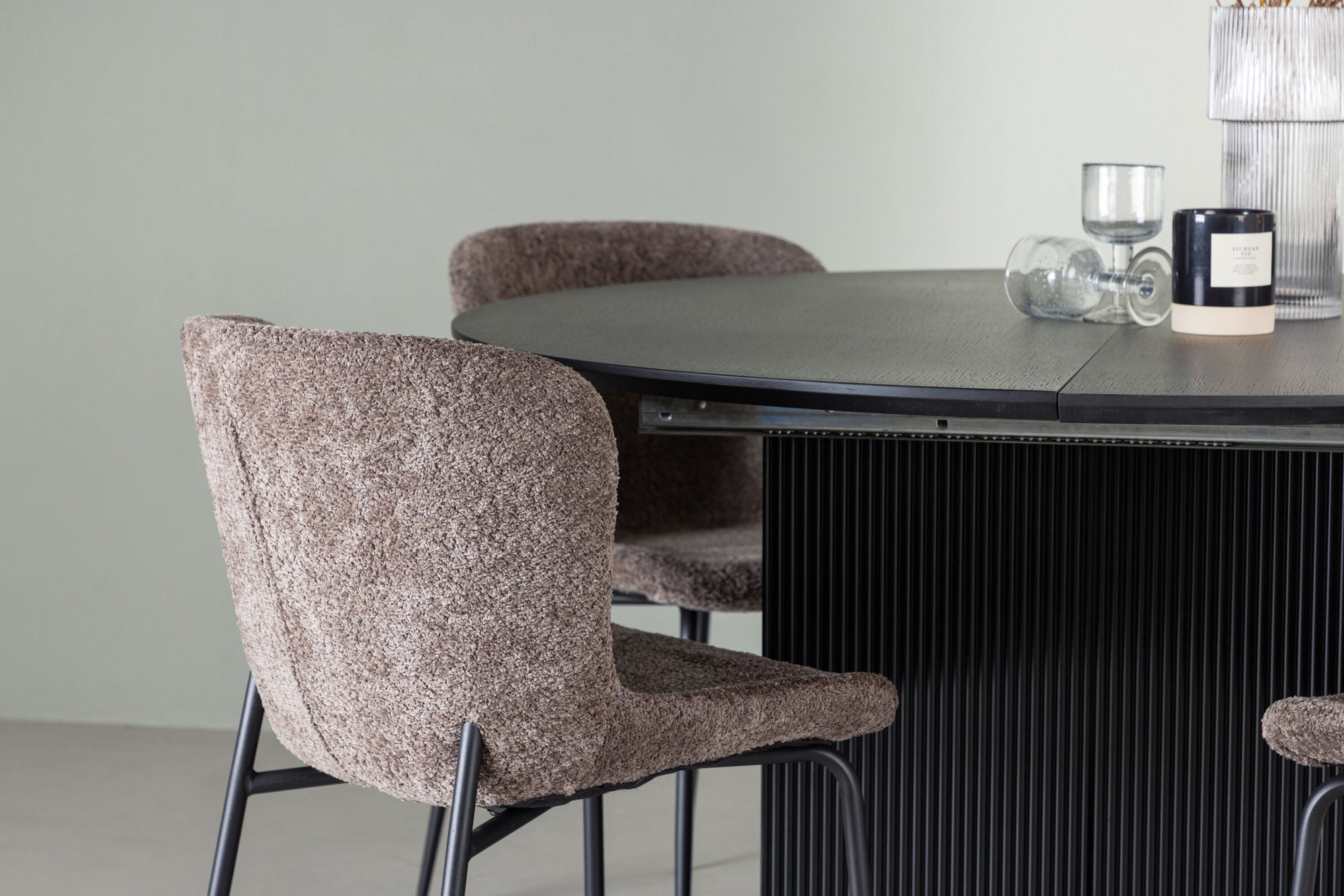 Venture Home Matilda spisebord φ130 - Black / Black MDF with veneer +Modesto Spisebordsstol - Grey / Smoked Black Boucle _4
