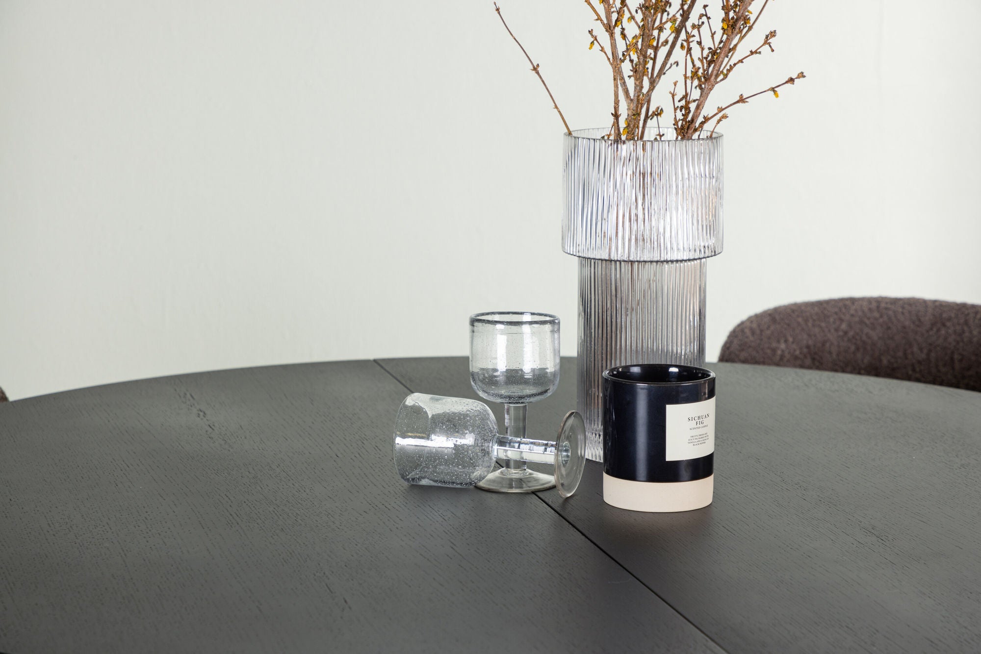 Venture Home Matilda spisebord φ130 - Black / Black MDF with veneer +Modesto Spisebordsstol - Grey / Smoked Black Boucle _4