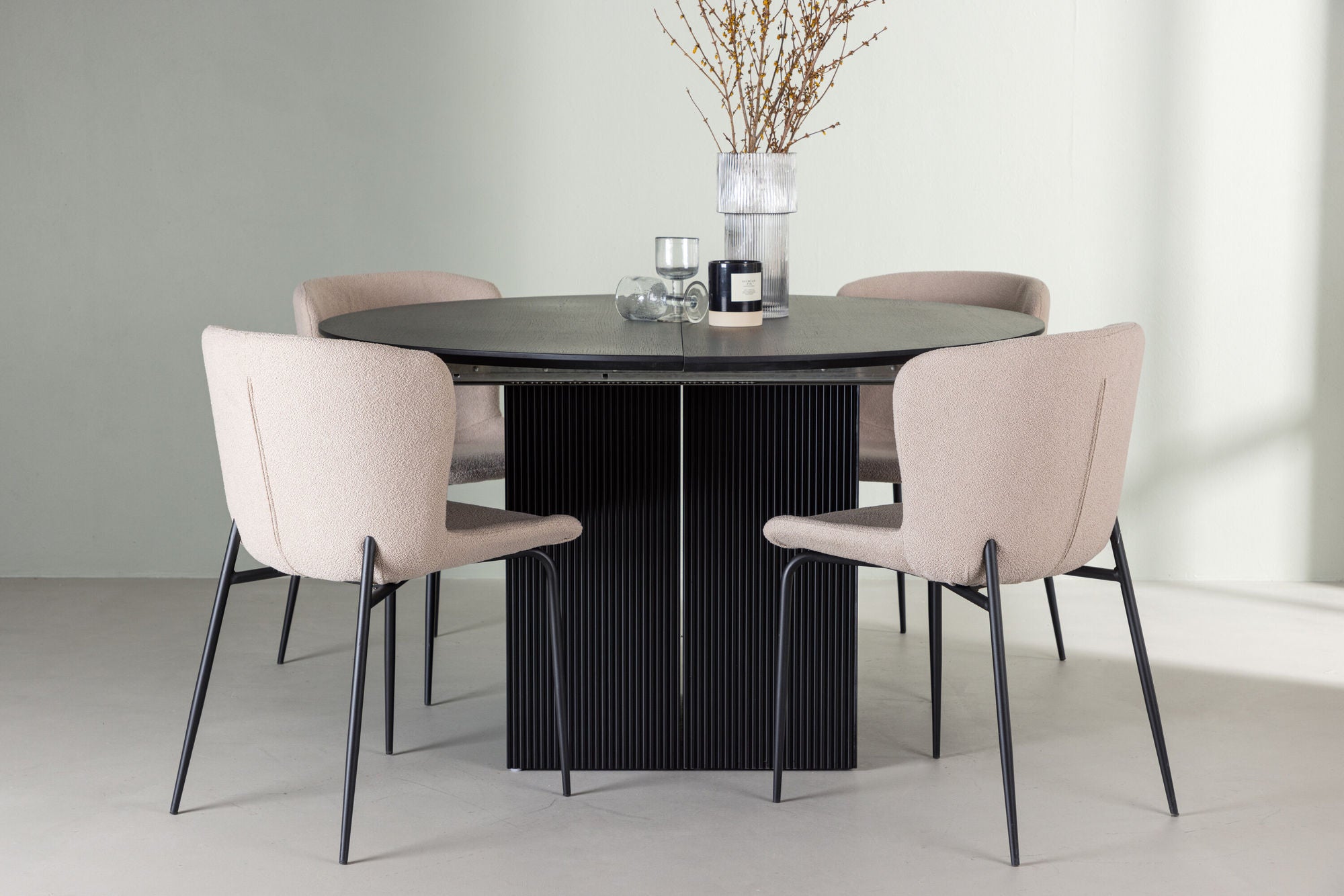 Venture Home Matilda spisebord φ130 - Black / Black MDF with veneer +Modesto Spisebordsstol - Beige / Beige Boucle _4