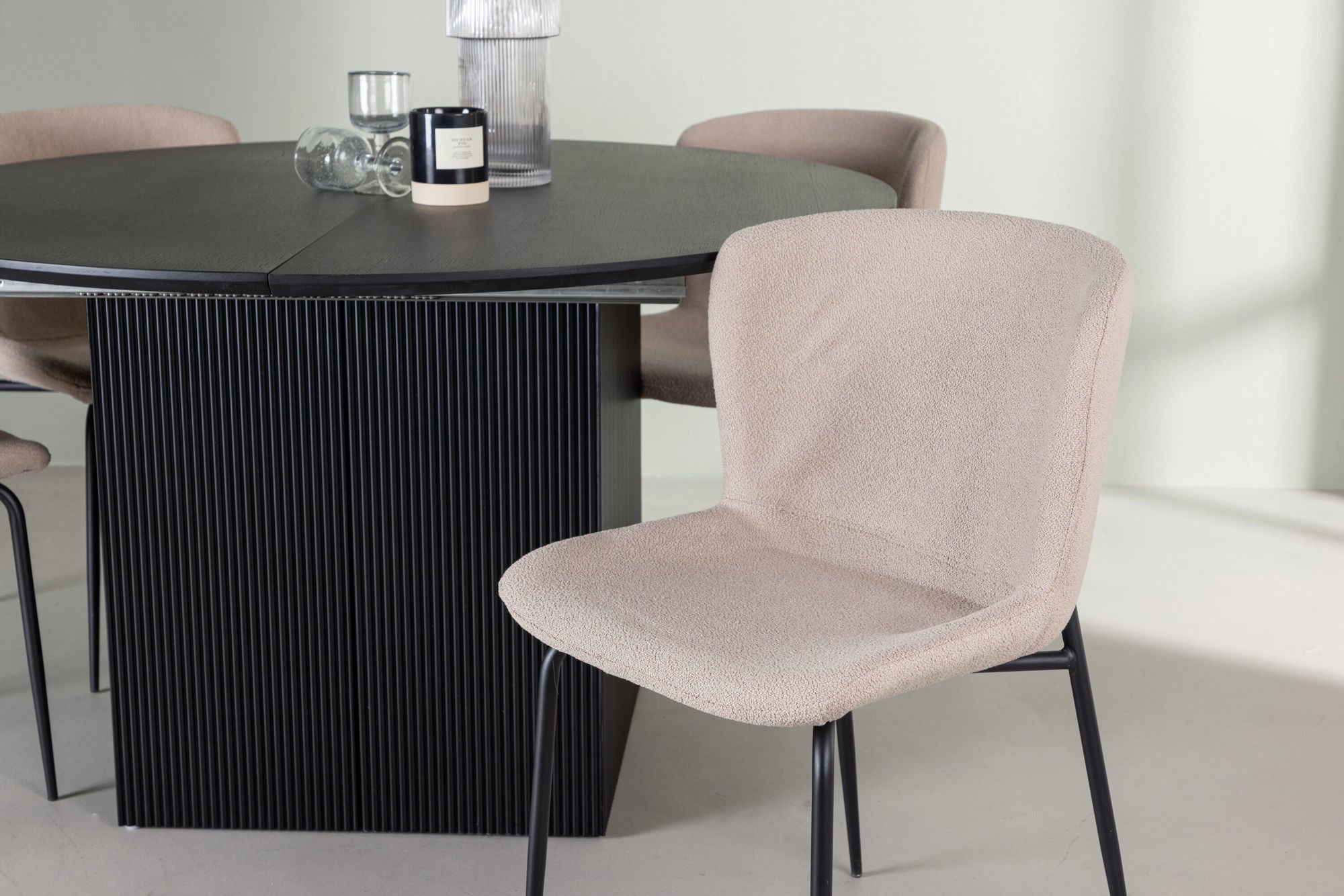 Venture Home Matilda spisebord φ130 - Black / Black MDF with veneer +Modesto Spisebordsstol - Beige / Beige Boucle _4
