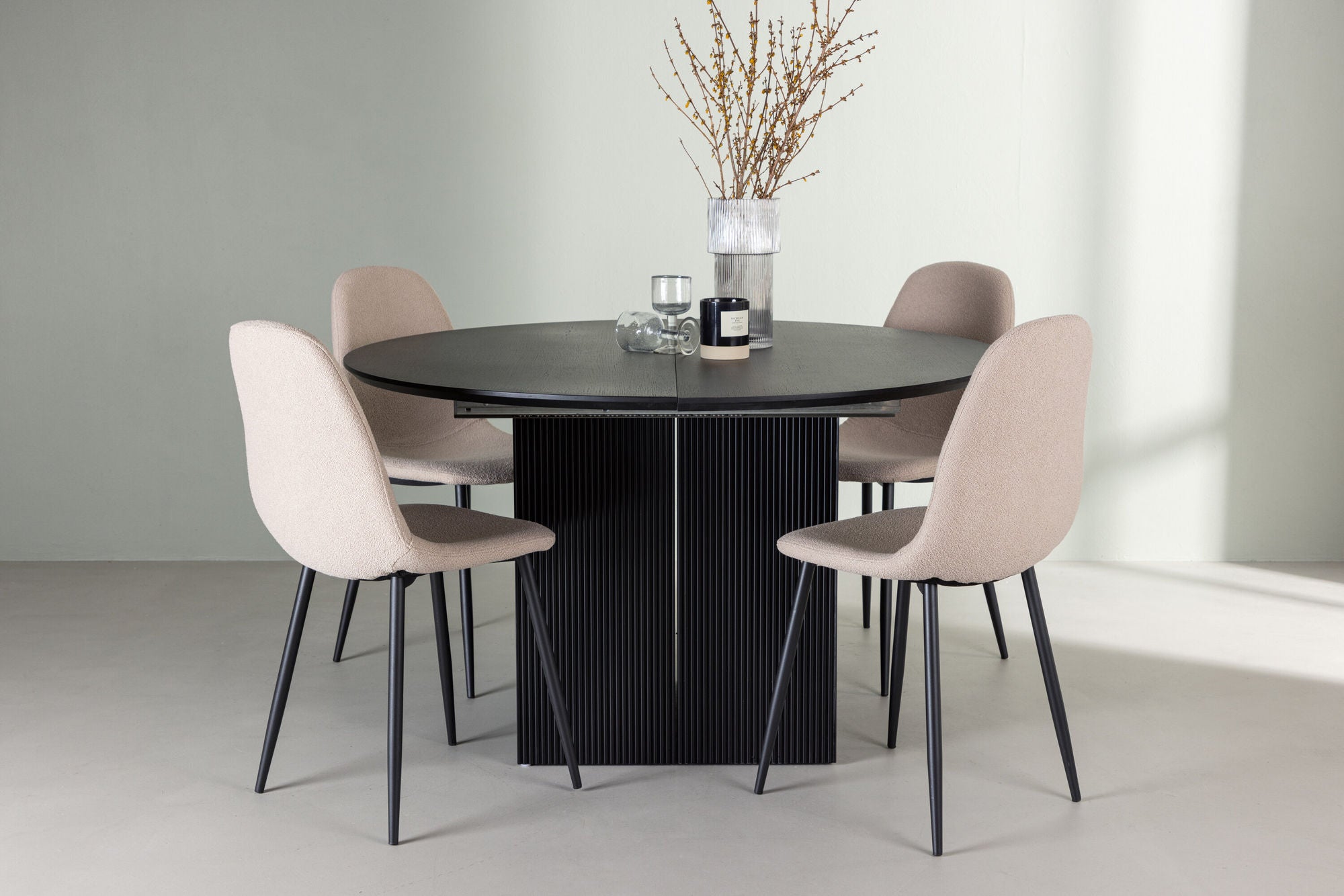 Venture Home Matilda spisebord φ130 - Black / Black MDF with veneer +Polar Spisebordsstol - Black / Beige Boucle _4