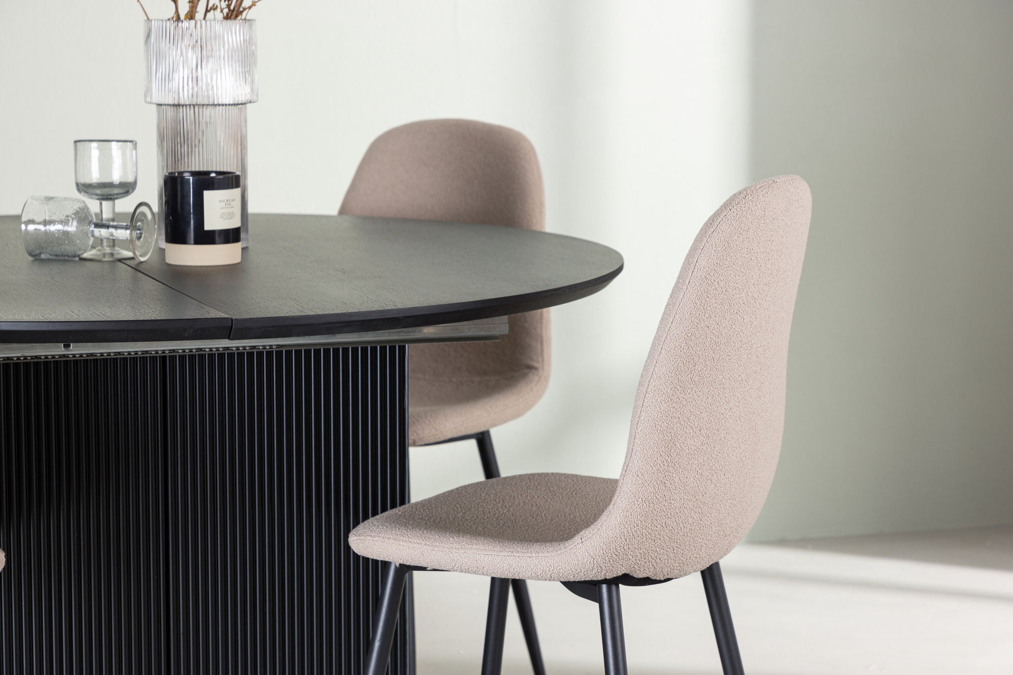 Venture Home Matilda spisebord φ130 - Black / Black MDF with veneer +Polar Spisebordsstol - Black / Beige Boucle _4
