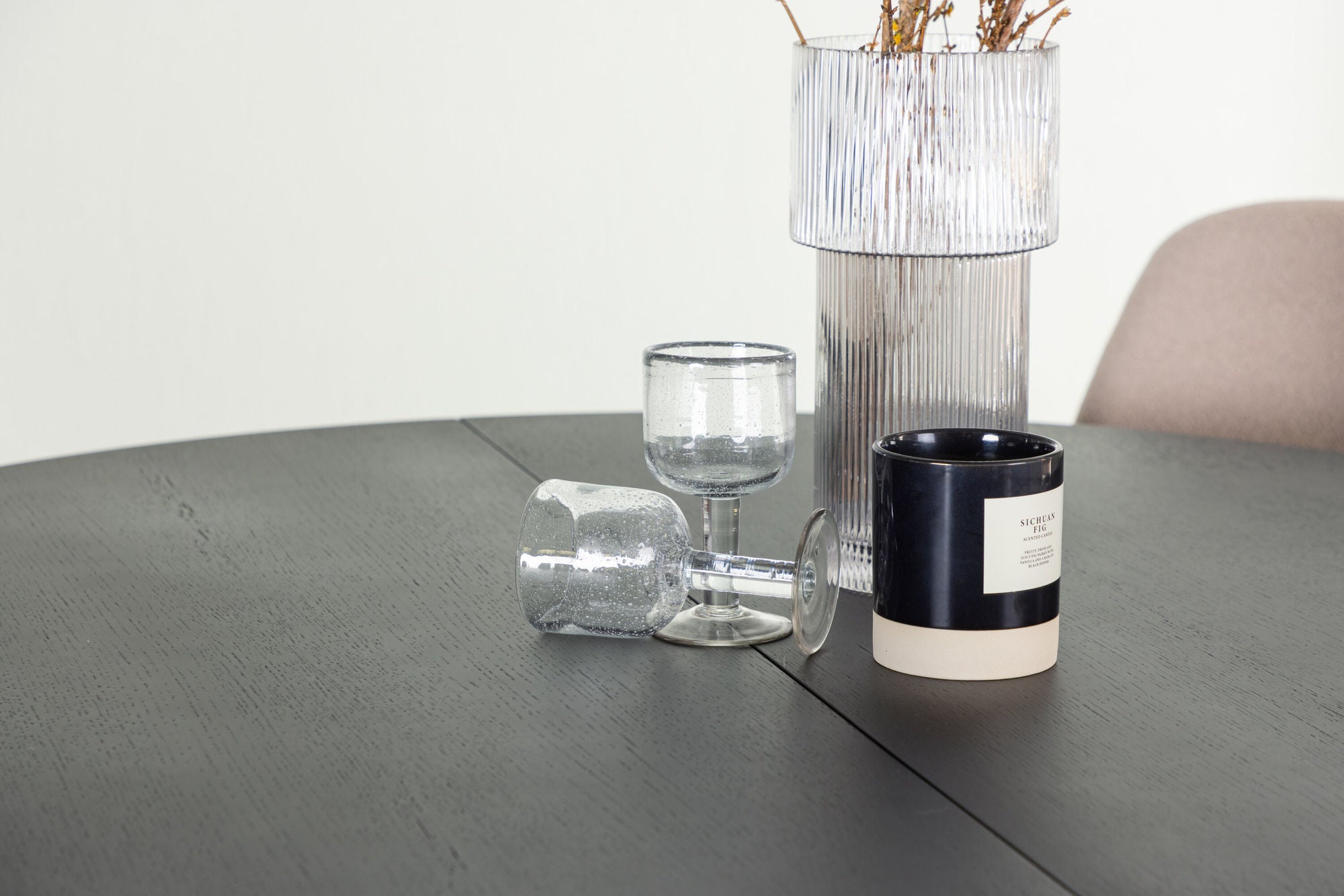 Venture Home Matilda spisebord φ130 - Black / Black MDF with veneer +Polar Spisebordsstol - Black / Beige Boucle _4