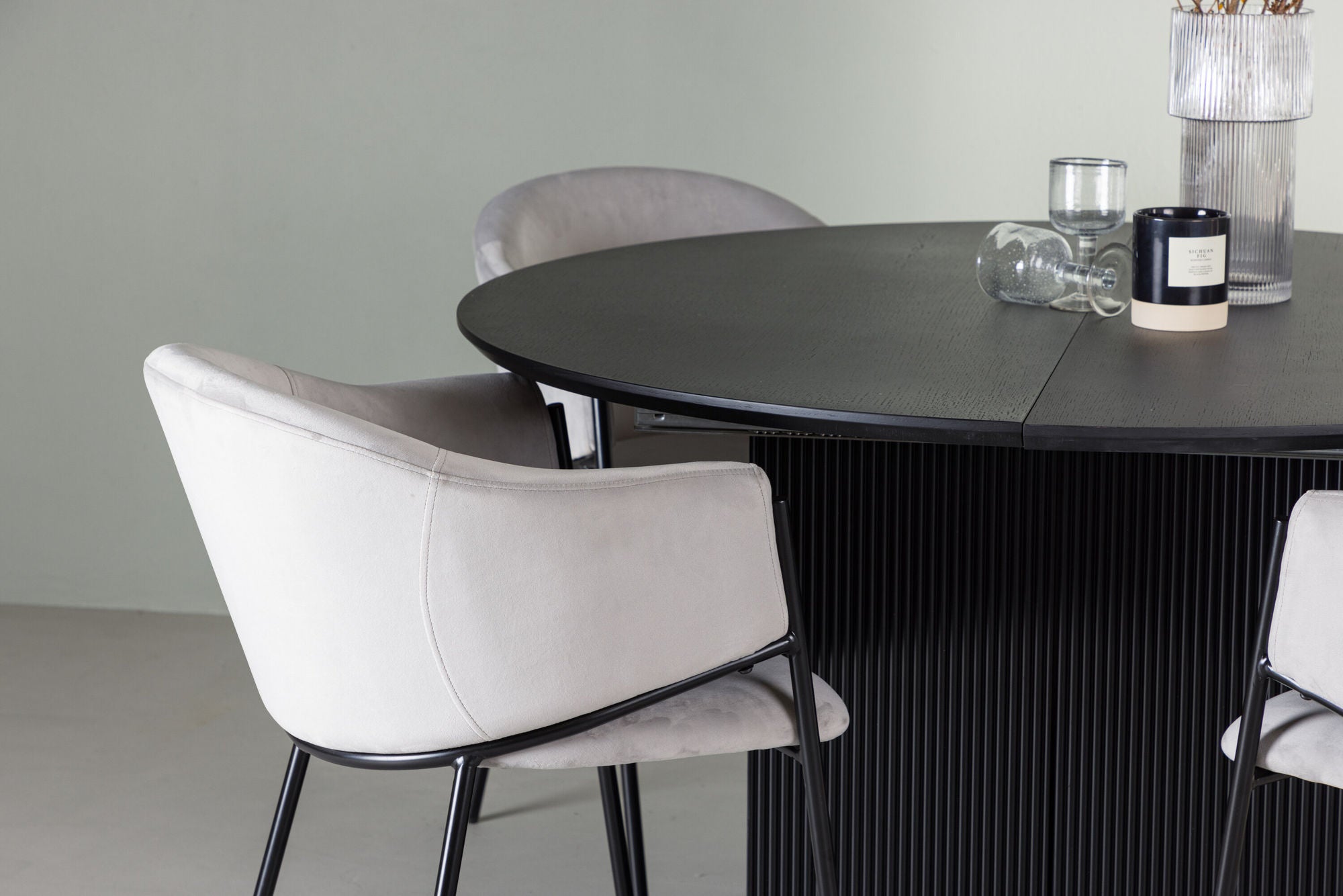 Venture Home Matilda spisebord φ130 - Black / Black MDF with veneer +Evelina Spisebordsstol - Black / Light grey Velvet _4