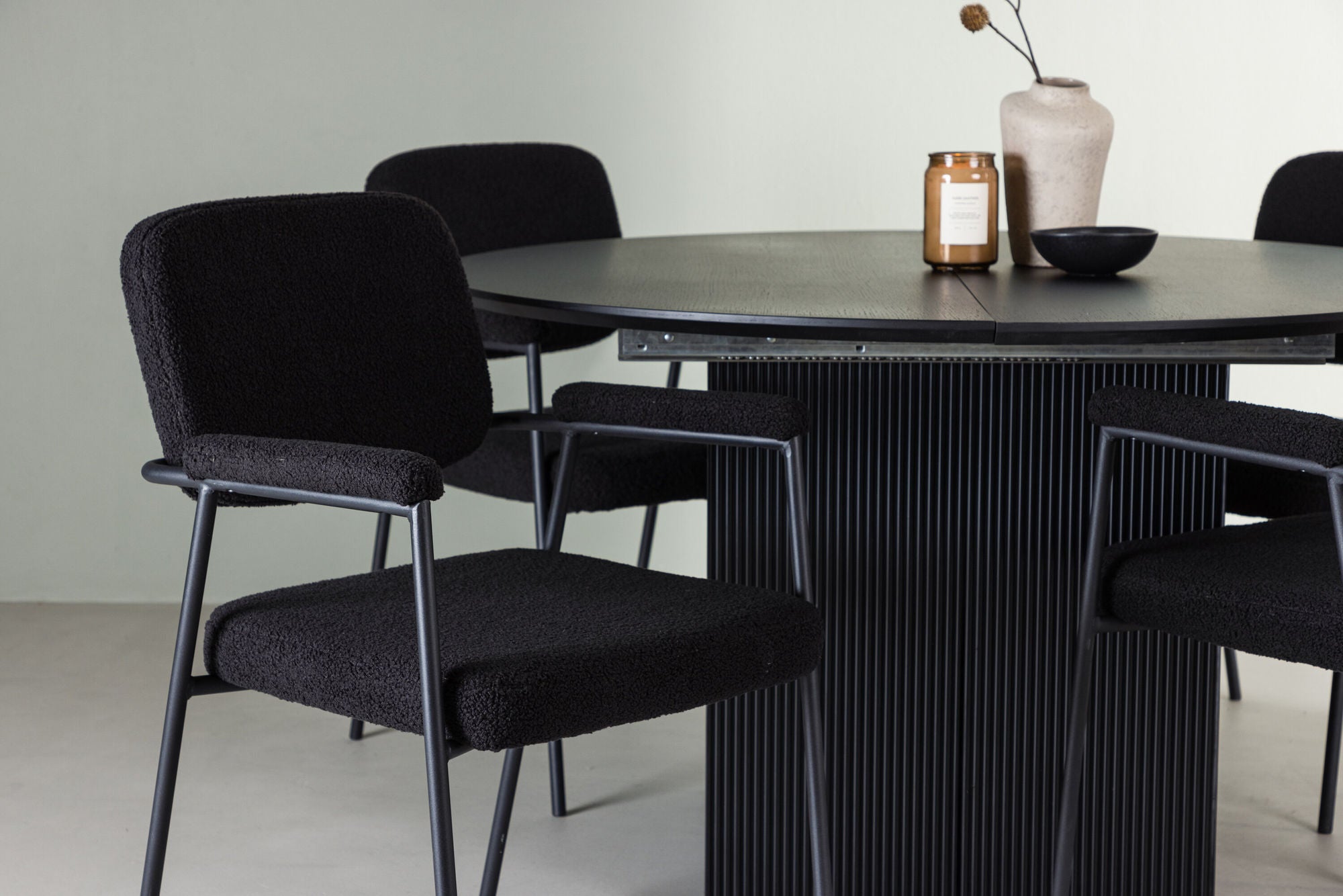 Venture Home Matilda spisebord φ130 - Black / Black MDF with veneer +Yesterday Spisebordsstol - Black / Black Boucle _4
