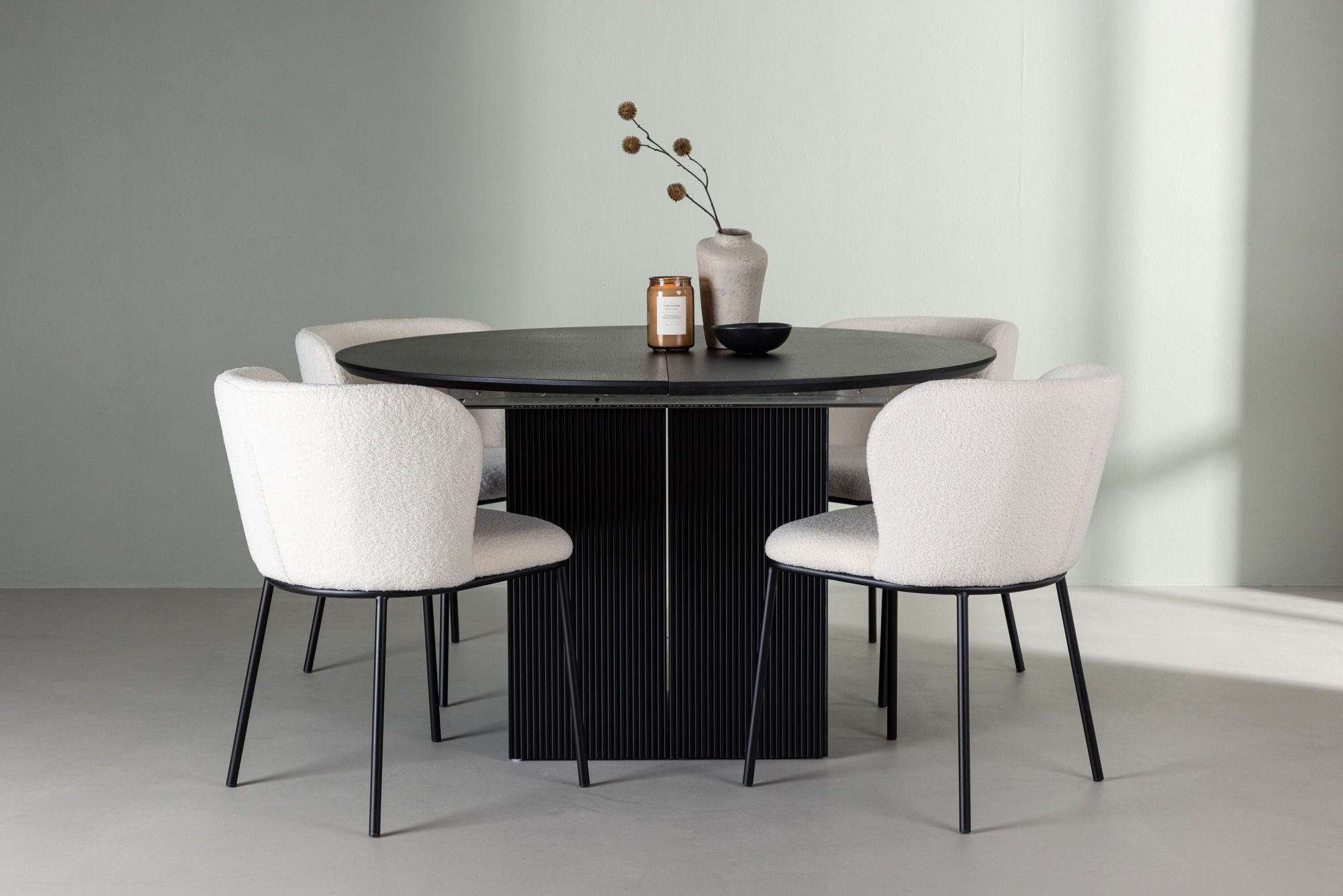 Venture Home Matilda spisebord φ130 - Black / Black MDF with veneer +Edina Spisebordsstol - Black / White Boucle _4