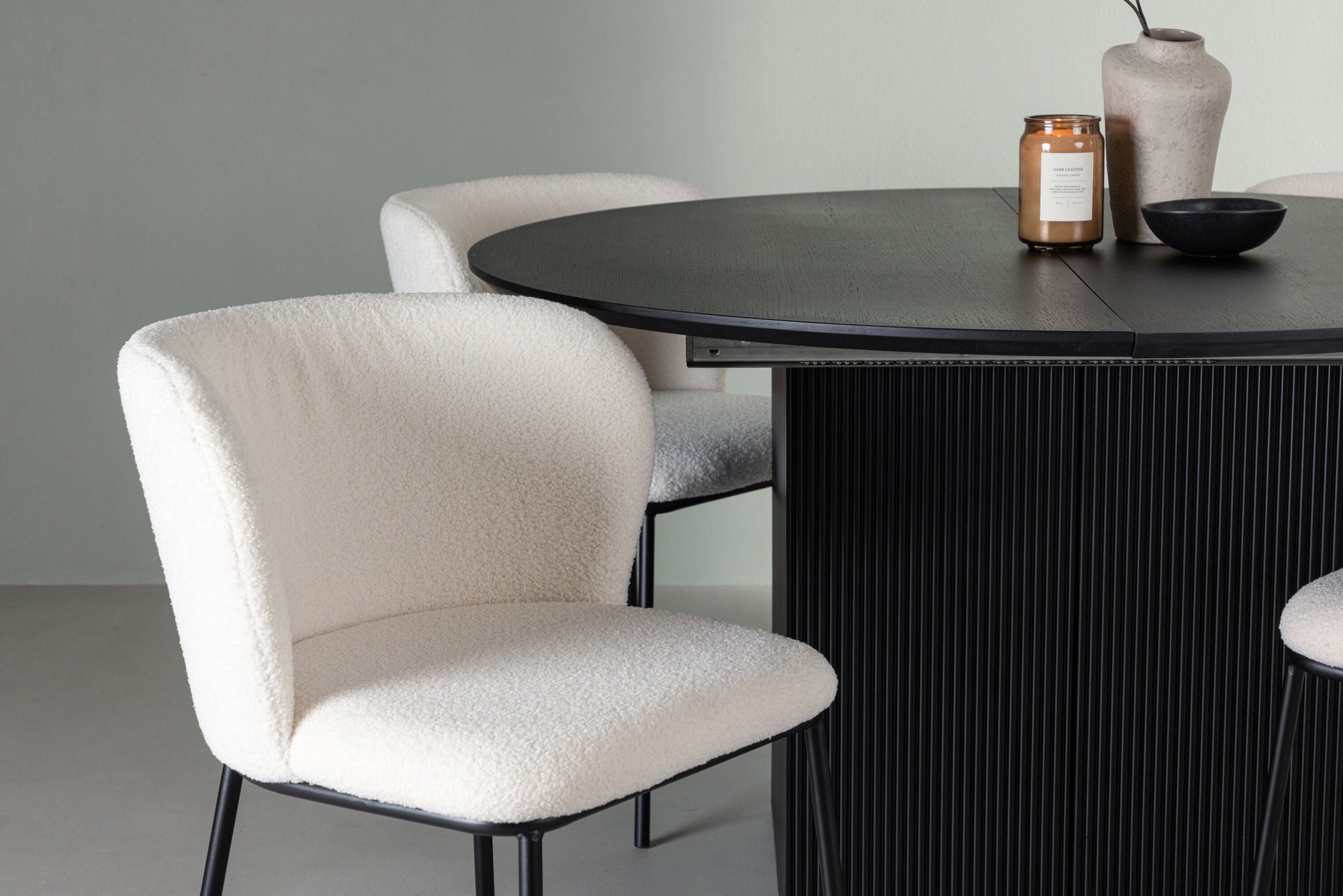 Venture Home Matilda spisebord φ130 - Black / Black MDF with veneer +Edina Spisebordsstol - Black / White Boucle _4