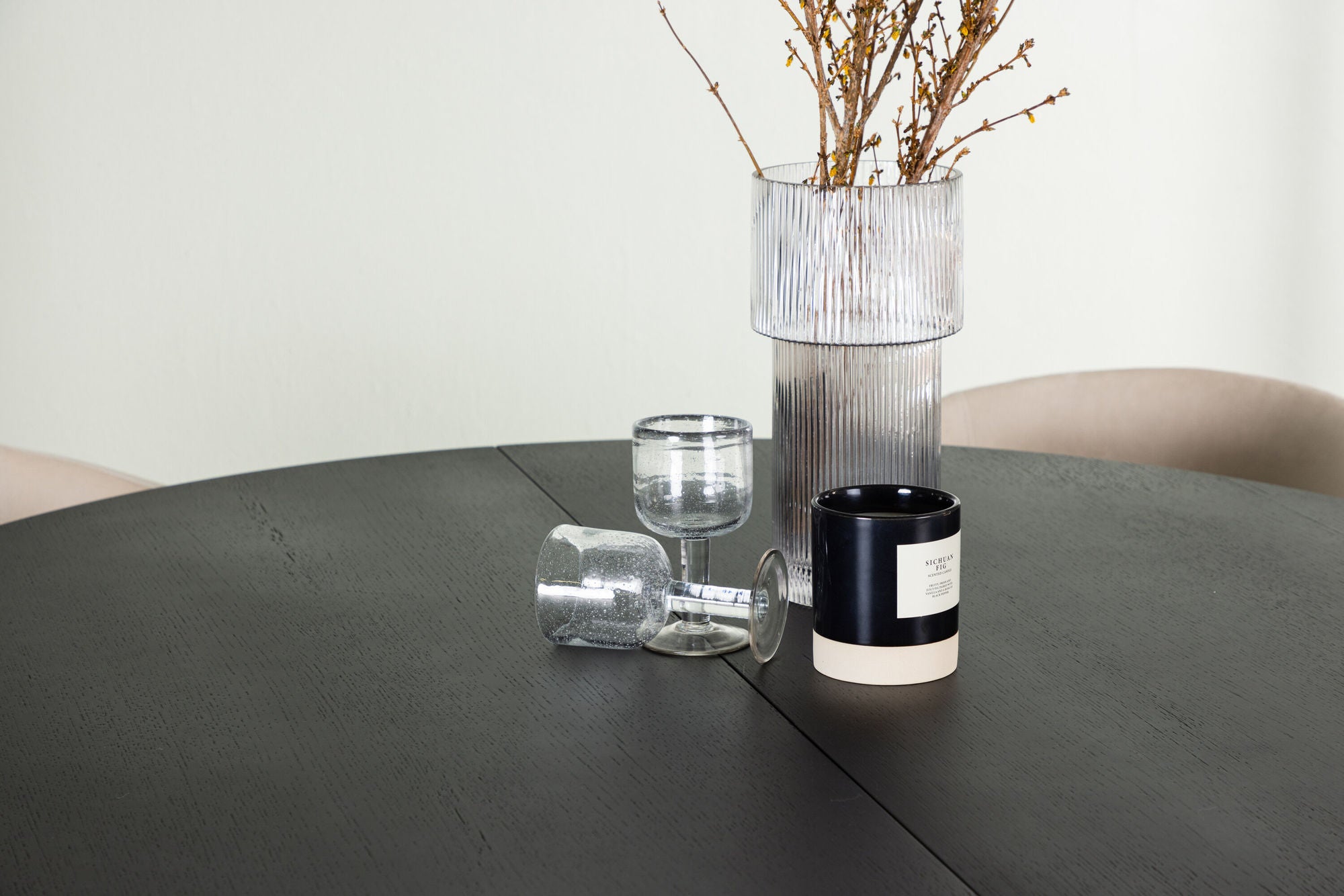 Venture Home Matilda spisebord φ130 - Black / Black MDF with veneer +Berit stol - Black / Beige Velvet _4