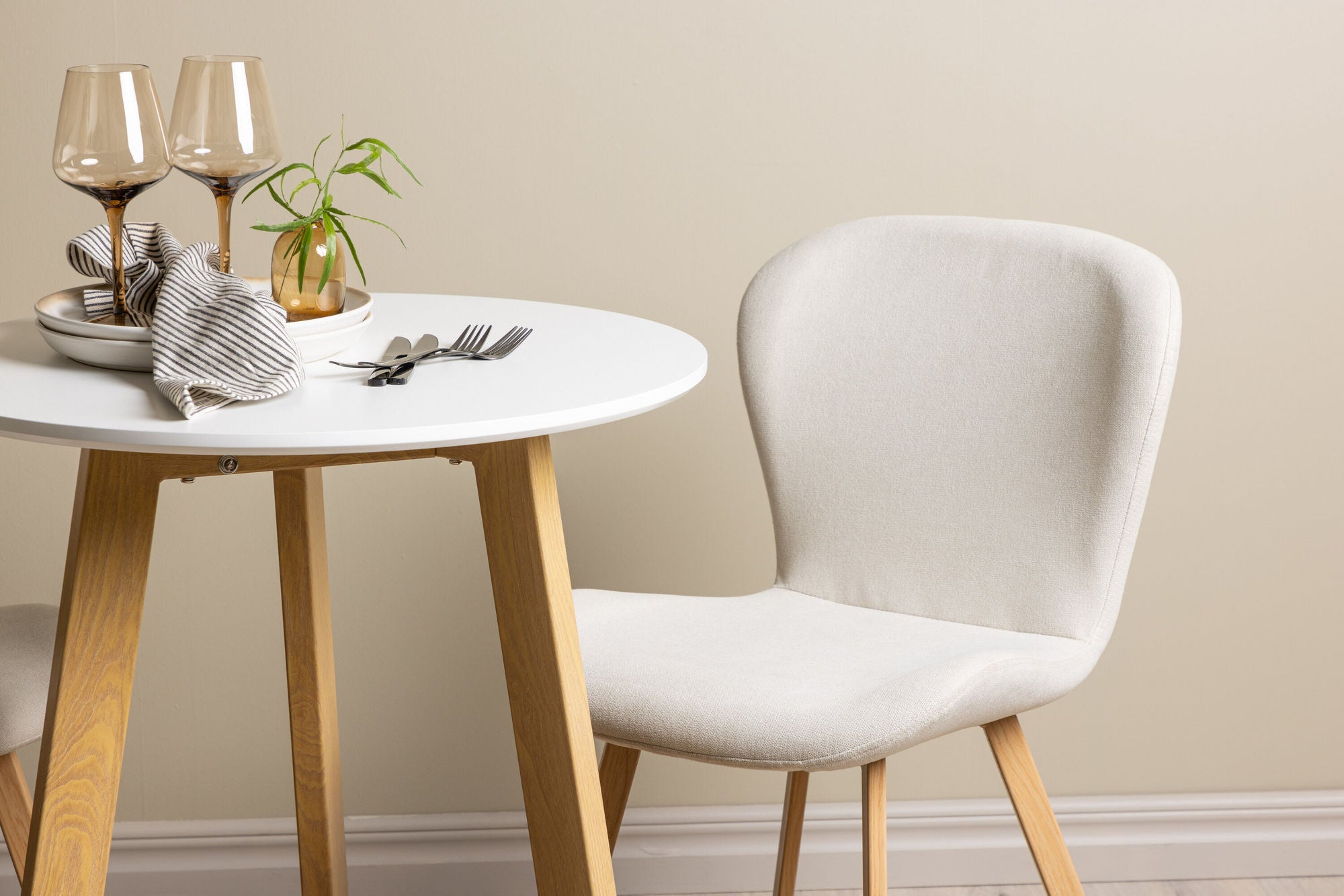 Venture Home Leonora spisebord φ65 - Oaklook / White MDF +Lilja Spisebordsstol - Oaklook / Beige Fabric _2